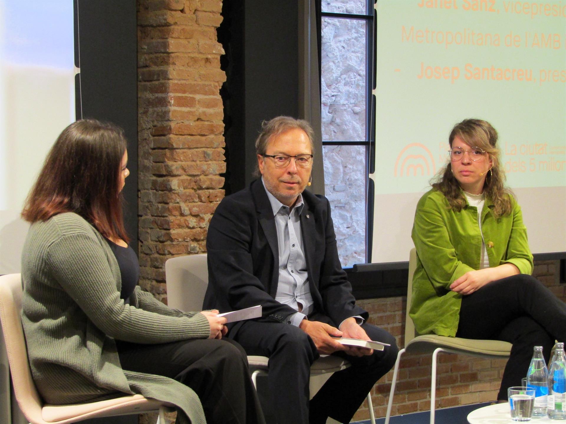 Santacreu (Cámara de Barcelona) ve una «barbaridad» no conectar los cruceros a la red eléctrica