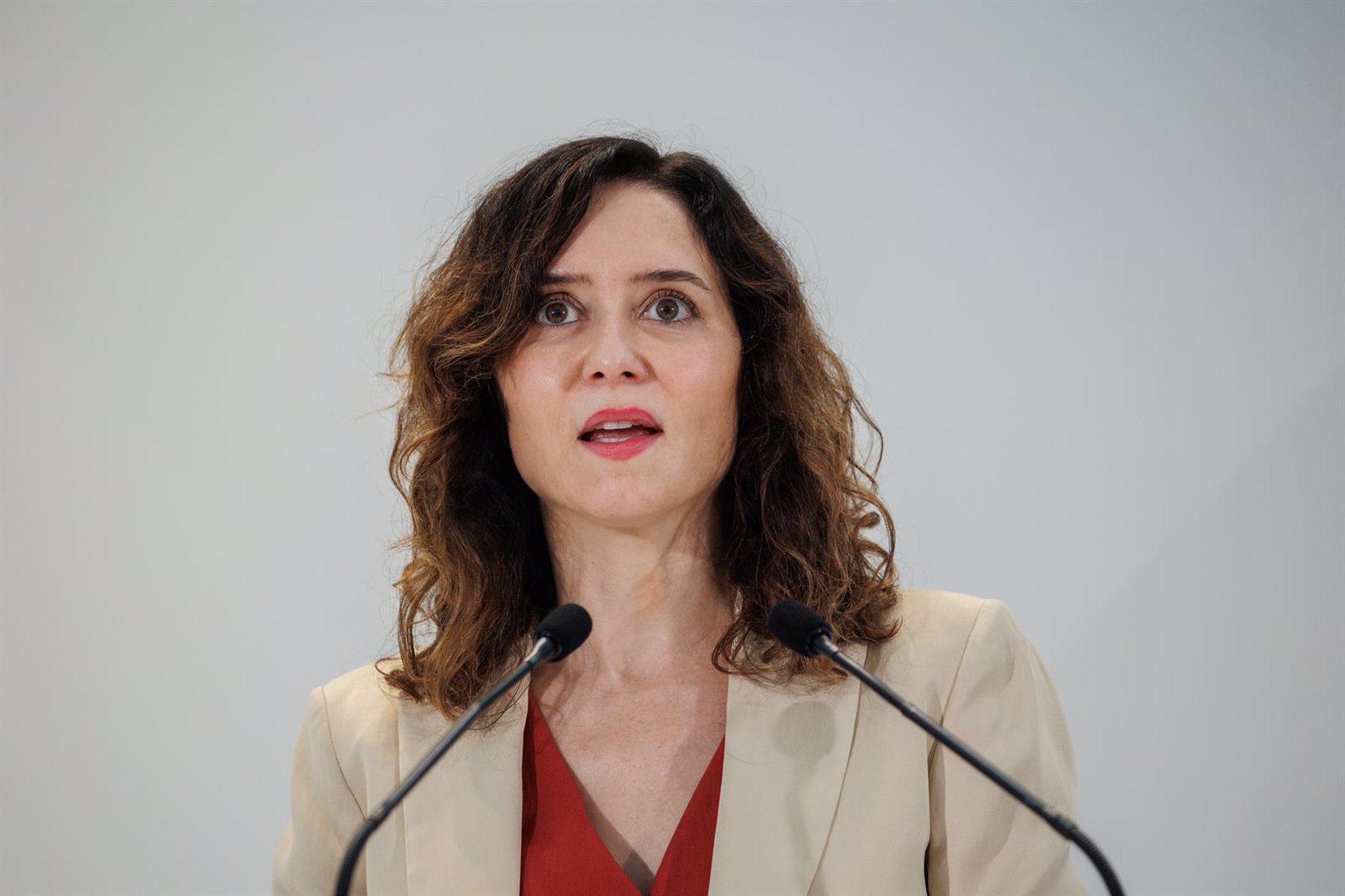 Ayuso rechaza los «impuestos improvisados a capricho» y señala a Cataluña, que «esquilma» a clase media