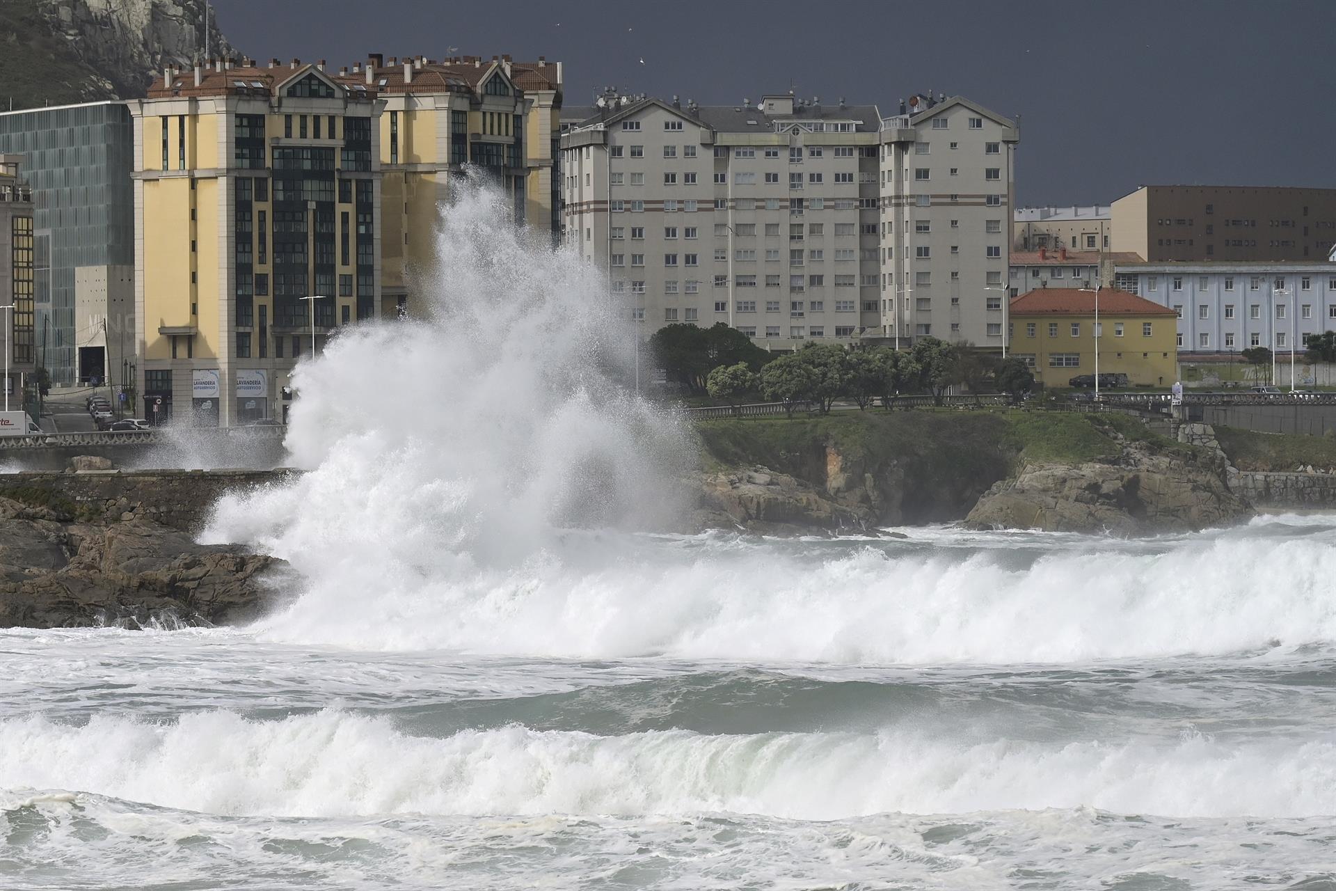 Las temperaturas subirán hoy hasta los 27ºC en un día con media docena de provincias en aviso por viento y olas