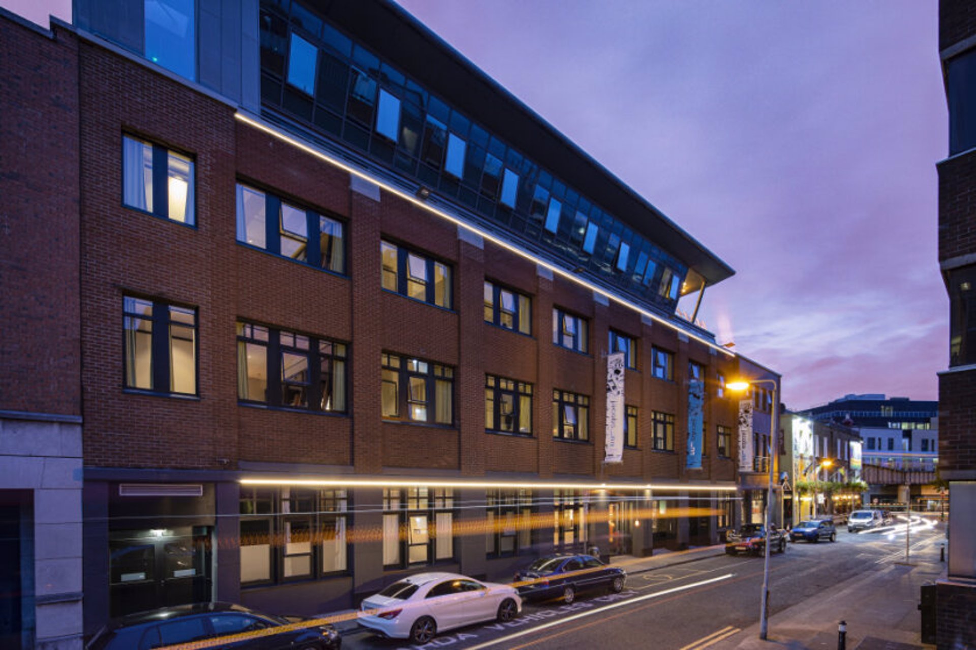 Azora adquiere dos hostels urbanos en Barcelona y Dublín que añaden 557 camas a su portfolio