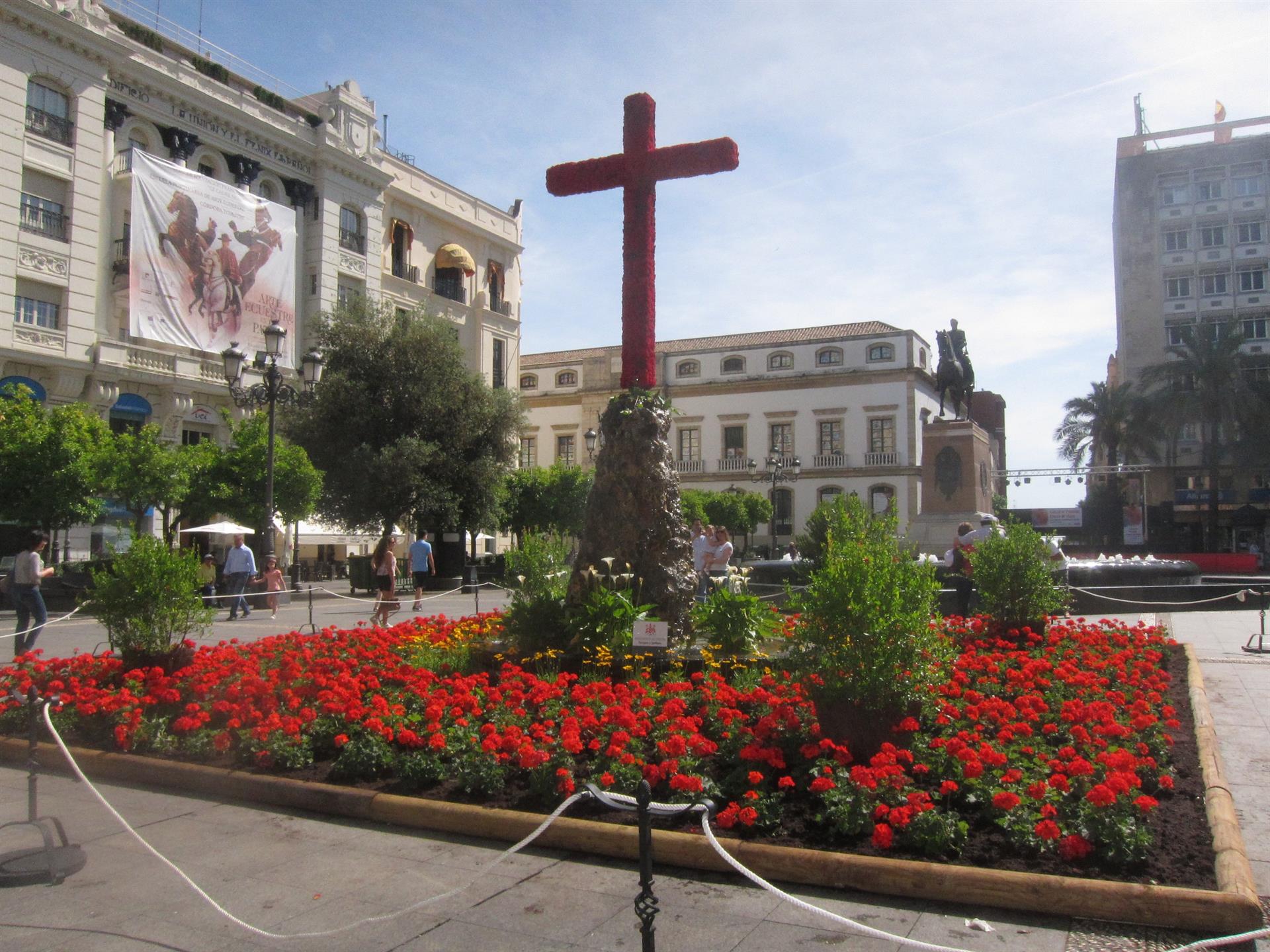 Córdoba da la bienvenida al Mayo Festivo con sus cruces, patios, feria y las romerías