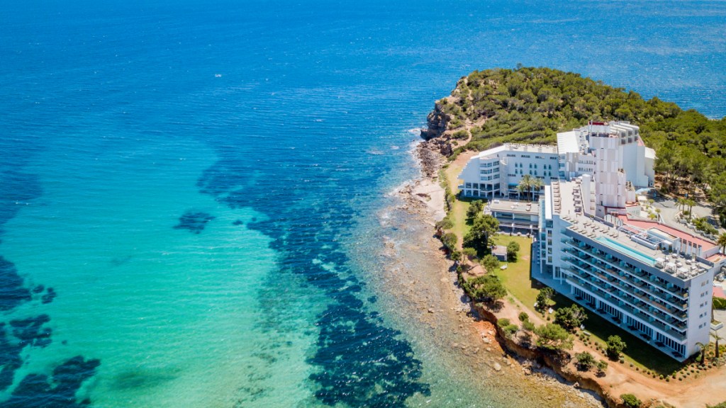 Así es el primer y espectacular hotel solo para adultos que ha abierto Meliá en Ibiza