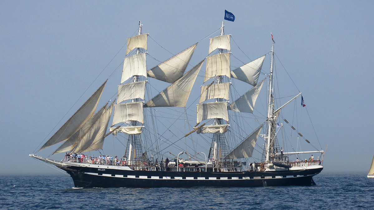 Así es el histórico barco que transporta la llama olímpica hasta Francia