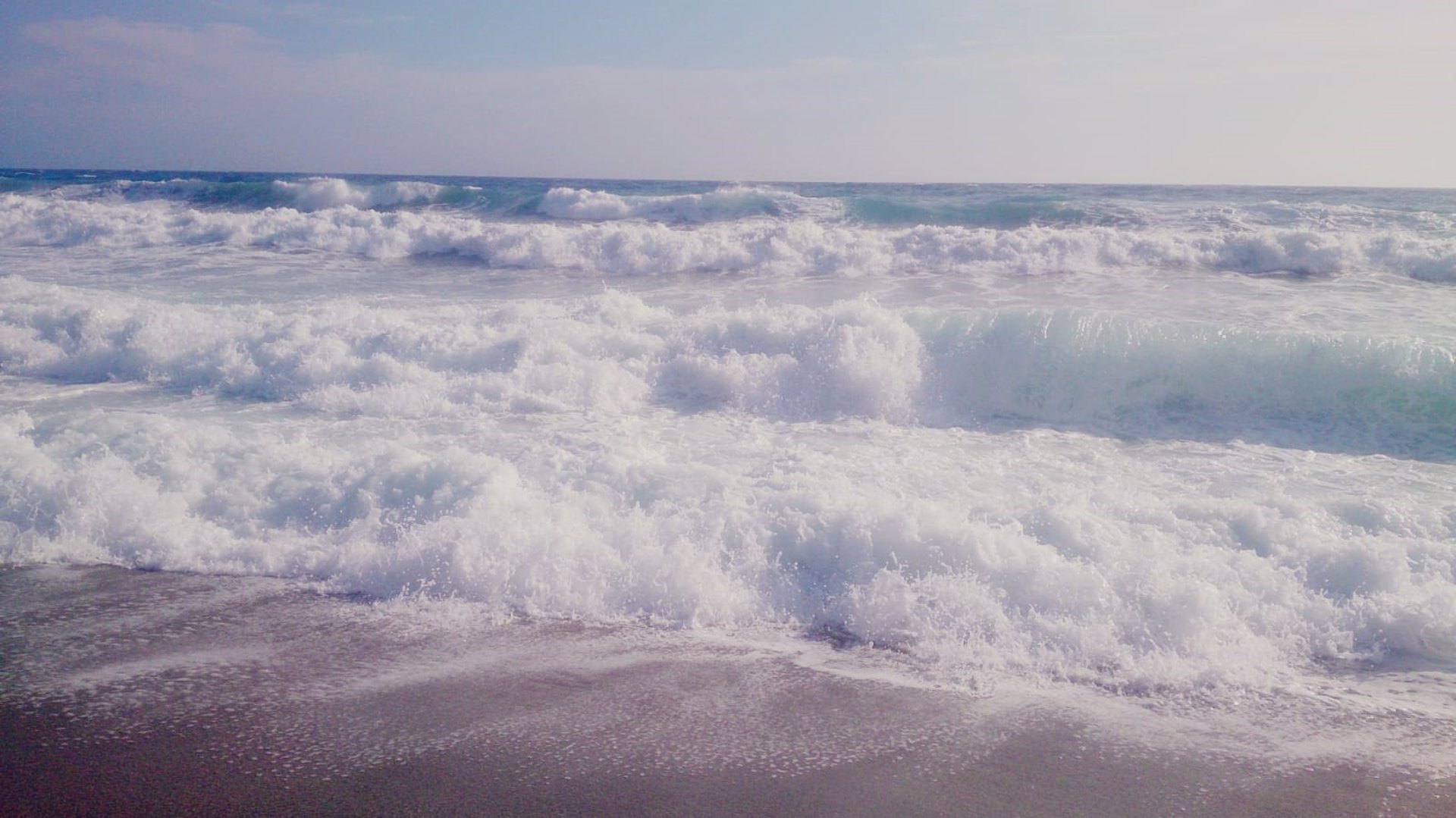 Mayo deja hoy temperaturas en descenso, precipitaciones y 4 provincias en alerta por viento, olas, nieve y lluvia