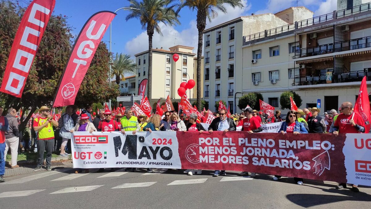 CCOO y UGT se manifiestan en Mérida para reclamar subidas salariales y ...