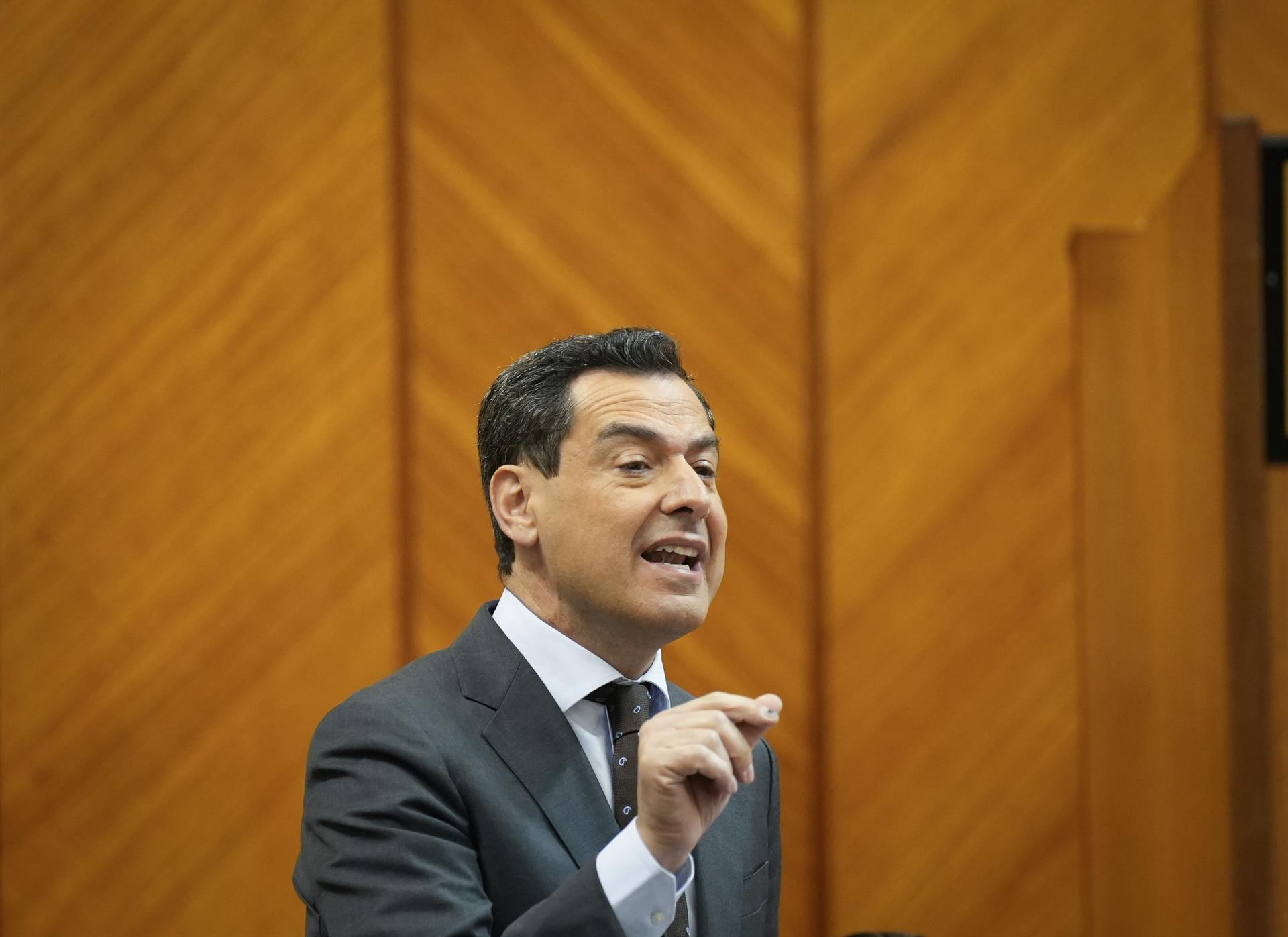 Moreno descarta «imponer» la tasa turística, que afectaría a 3,4 millones de andaluces y no tiene «demanda social»