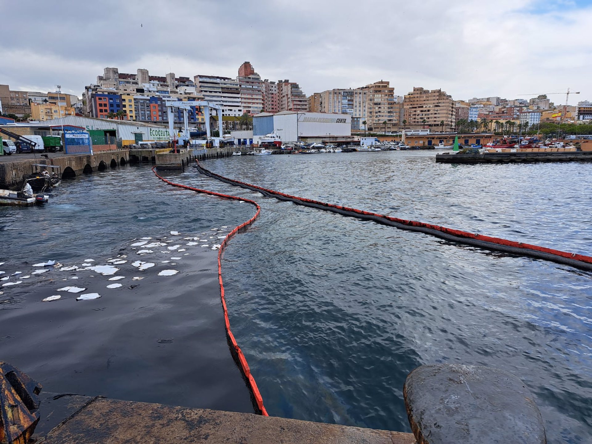 Transportes impone una garantía de 600.000 euros al buque ‘K Onset’ por un vertido de fuel en aguas de Ceuta