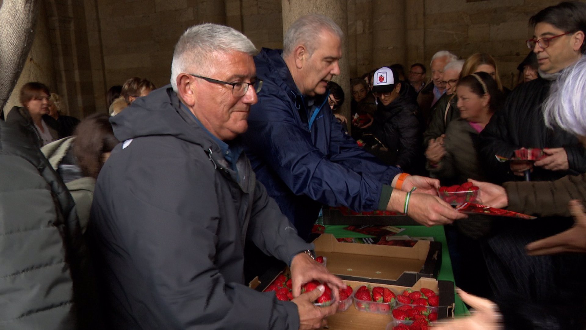 UPA lleva a la Praza do Obradoiro fresas «sanas, seguras y sostenibles» para reivindicar el producto