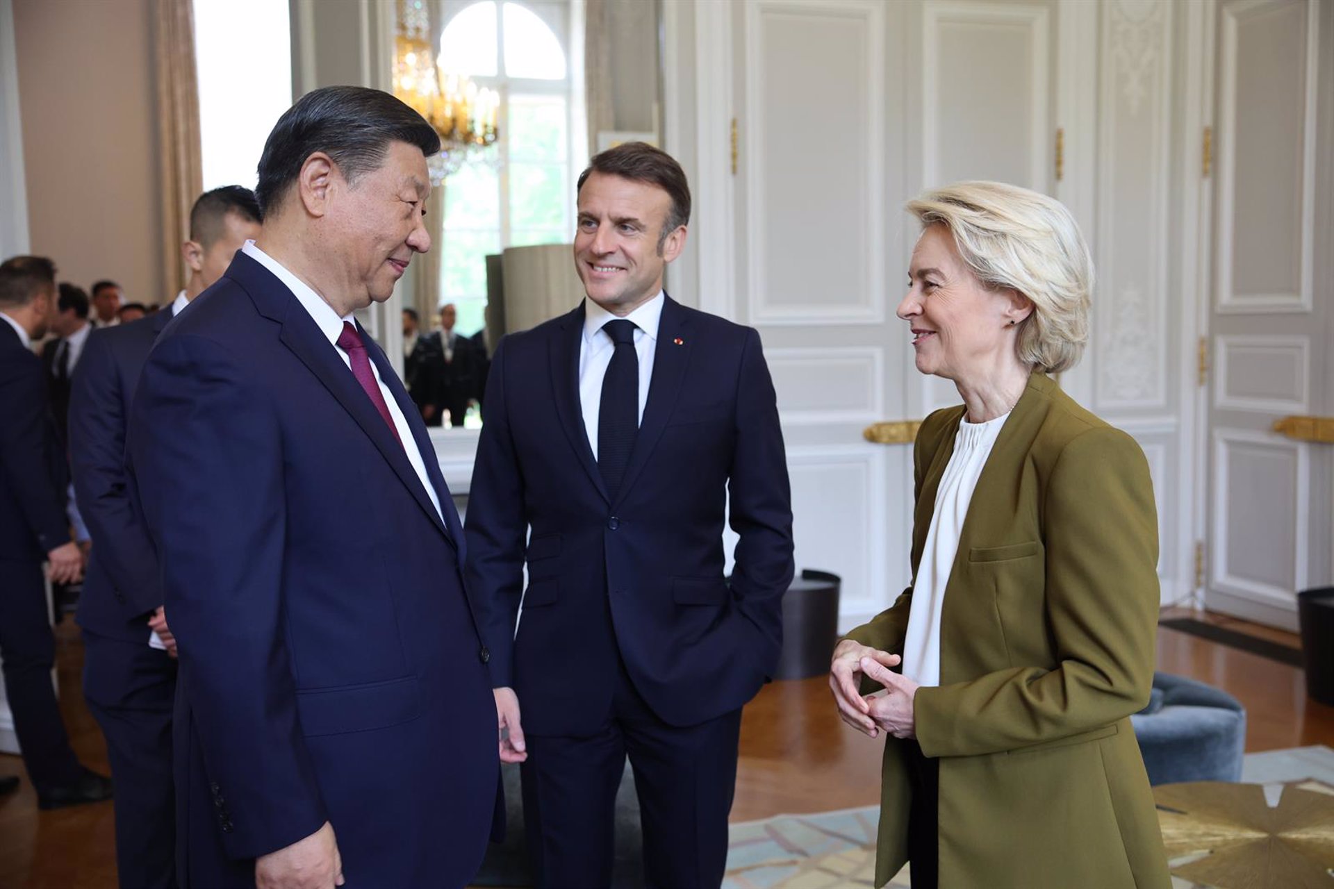 Von der Leyen pide a Xi Jinping resolver el exceso de producción industrial y alerta de «medidas difíciles»