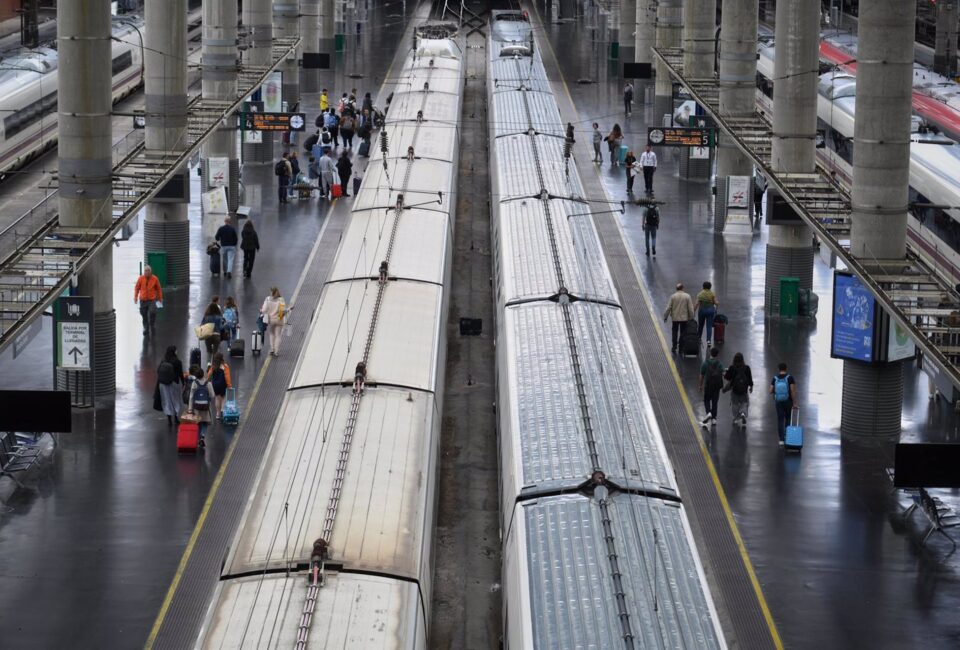 Los viajeros de tren de alta velocidad crecen un 22% en junio superando los 3,5 millones