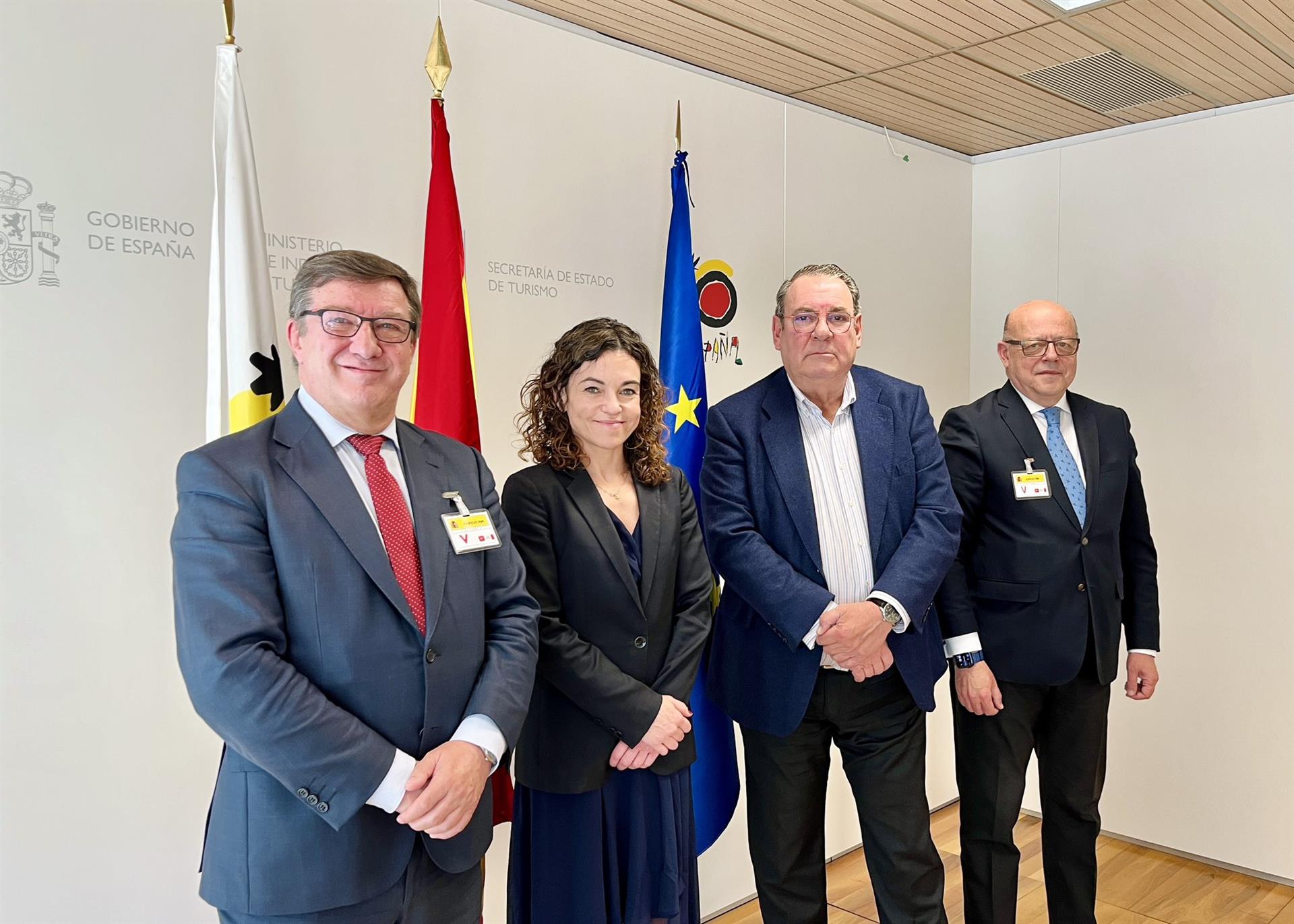 La Mesa del Turismo comparte con Rosario Sánchez su preocupación por los pisos turísticos y la desestacionalización