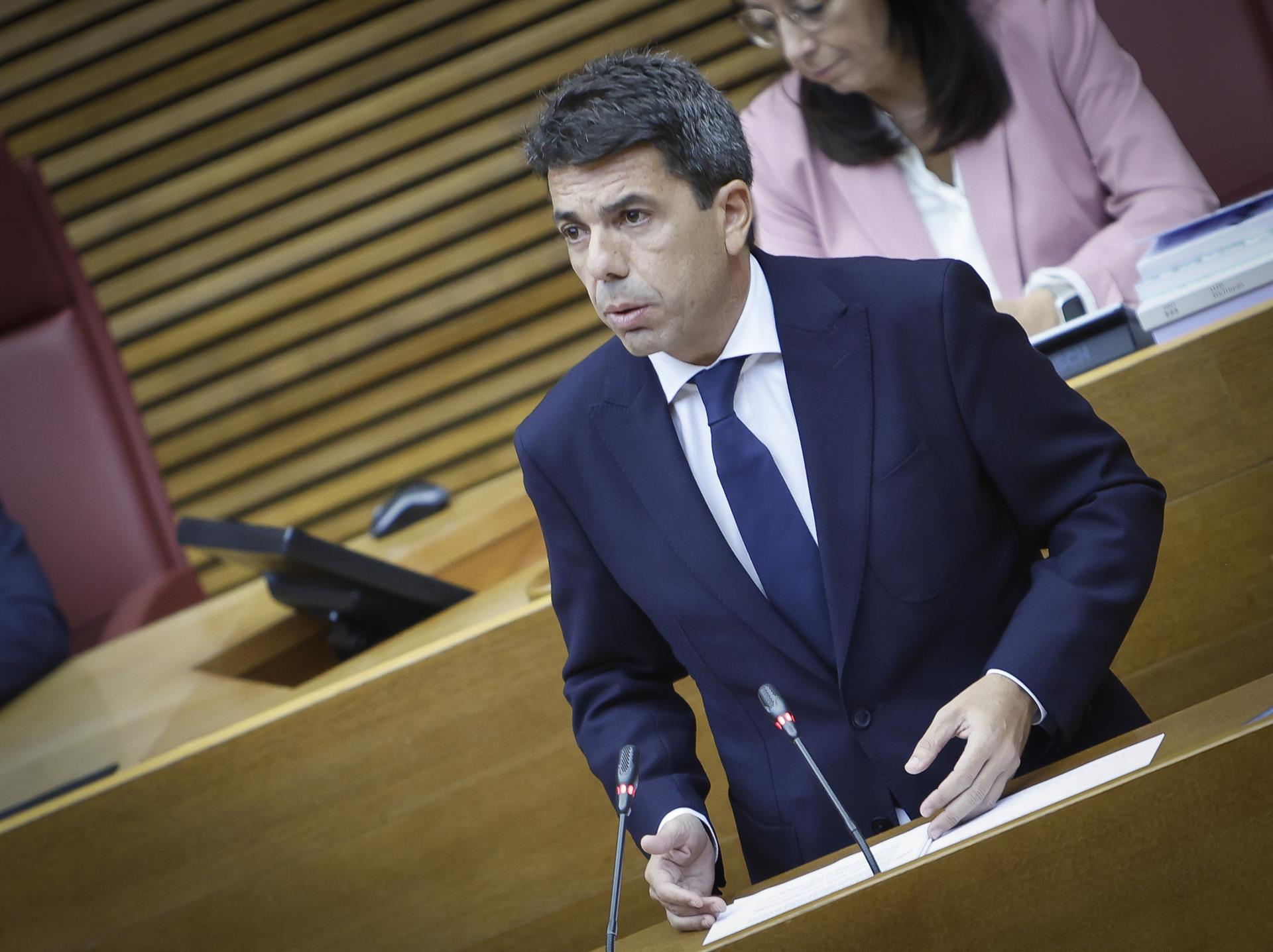 Mazón a Puente: «Me parece un insulto decir que el aeropuerto de Alicante no merece la segunda pista»