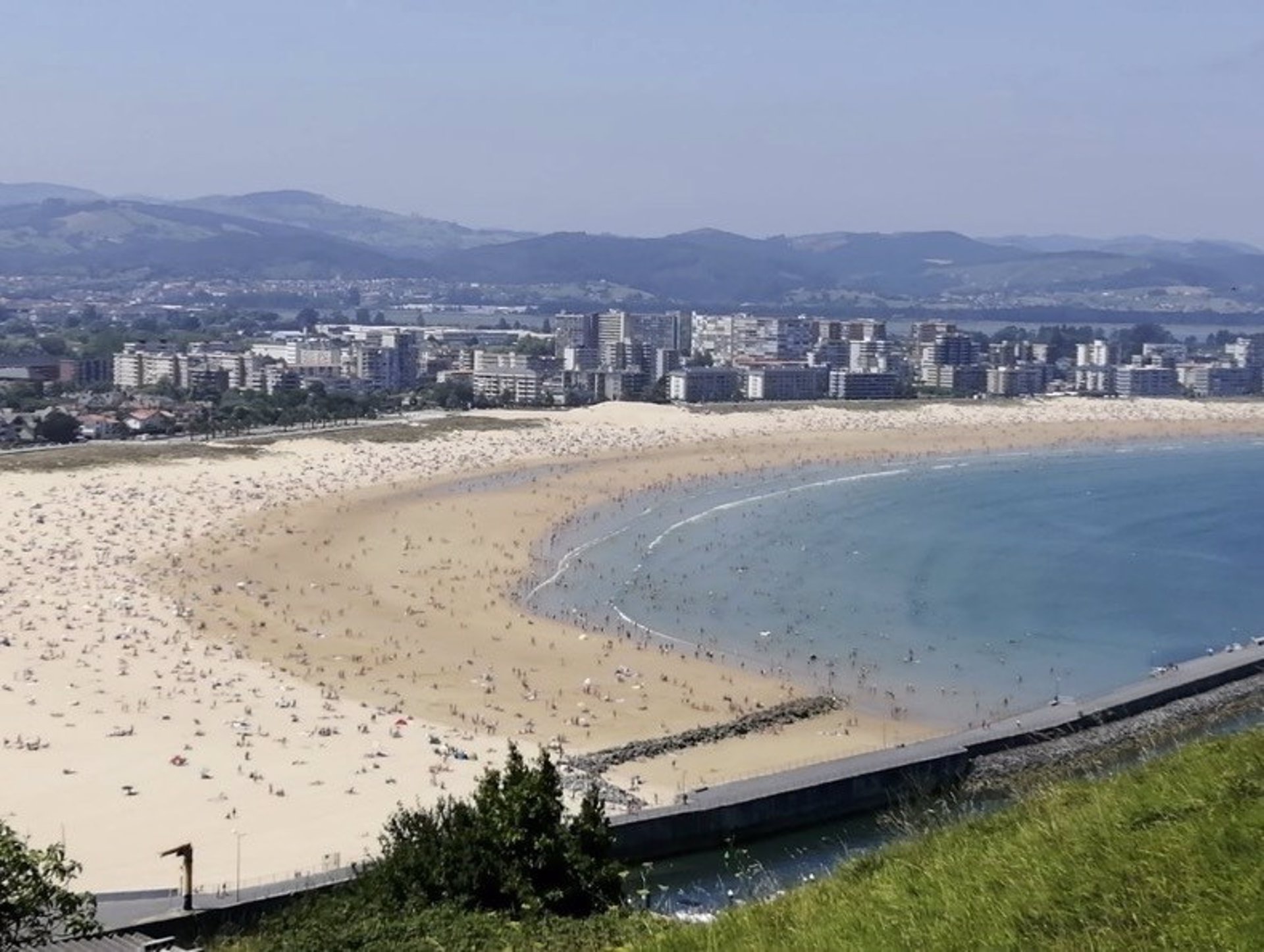 Cantabria no se ha planteado «de momento» implantar una ecotasa turística