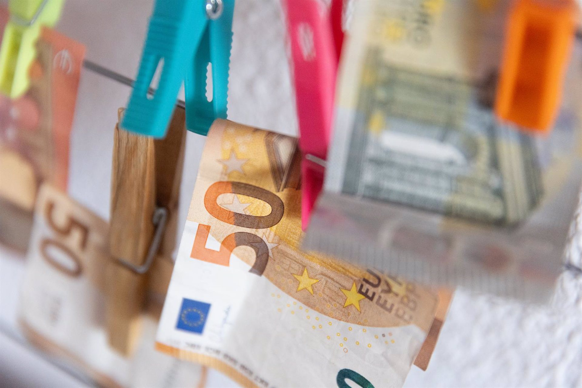 La presión fiscal de personas con ingresos de 1 millón y de 20.000 euros es «prácticamente igual», según Oxfam
