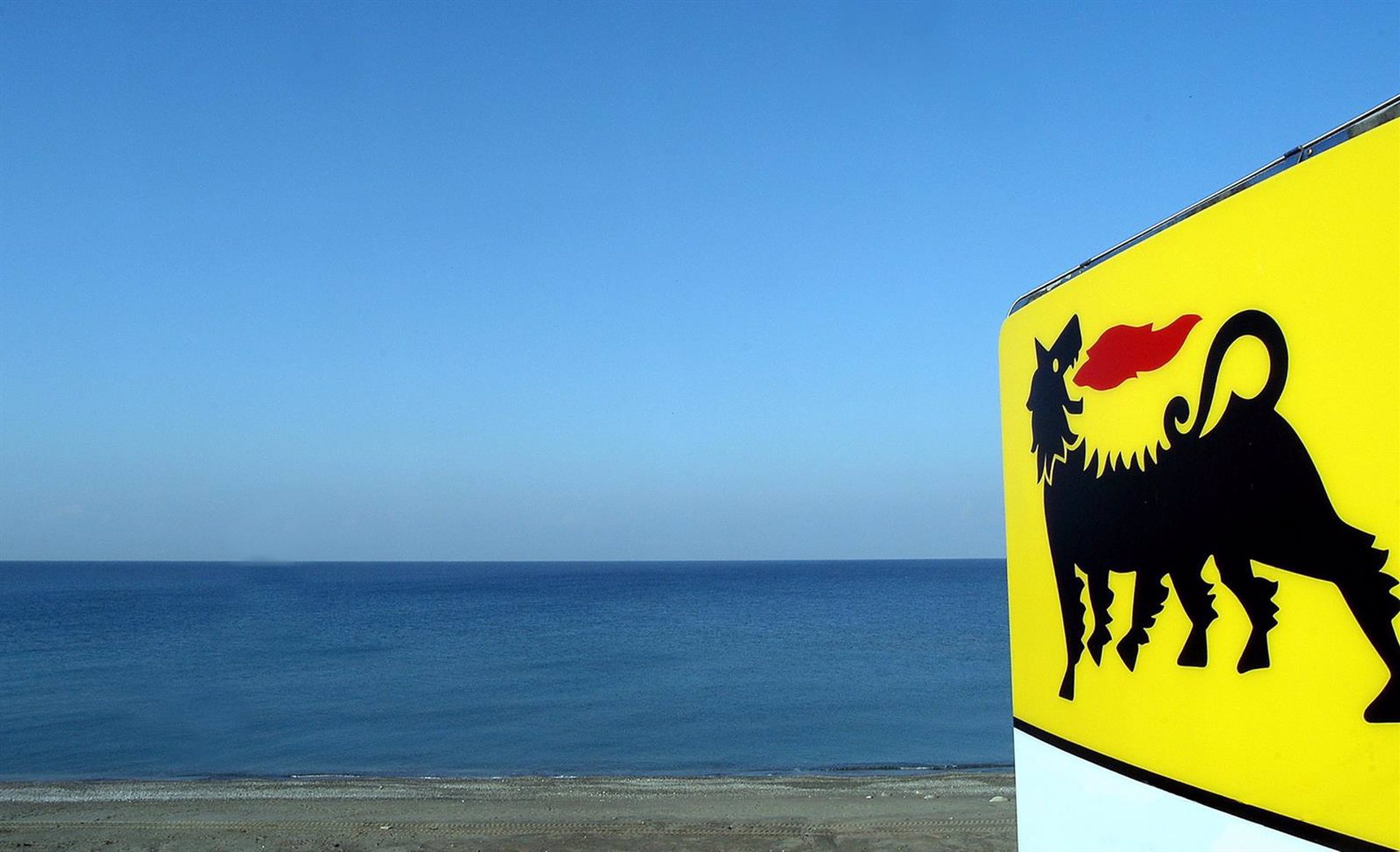 Italia vende el 2,8% de Eni por 1.400 millones