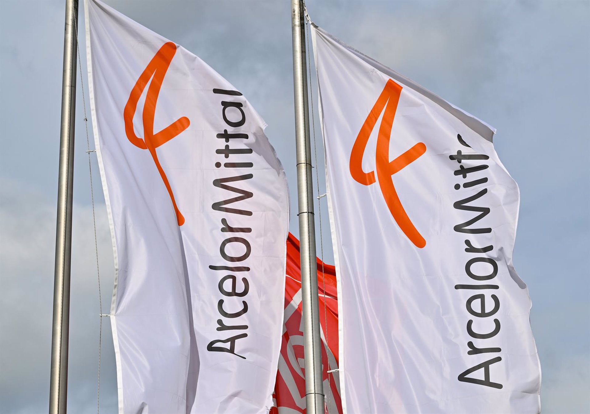 ArcelorMitall acuerda con UGT y USO un expediente que afecta a 131 trabajadores en España