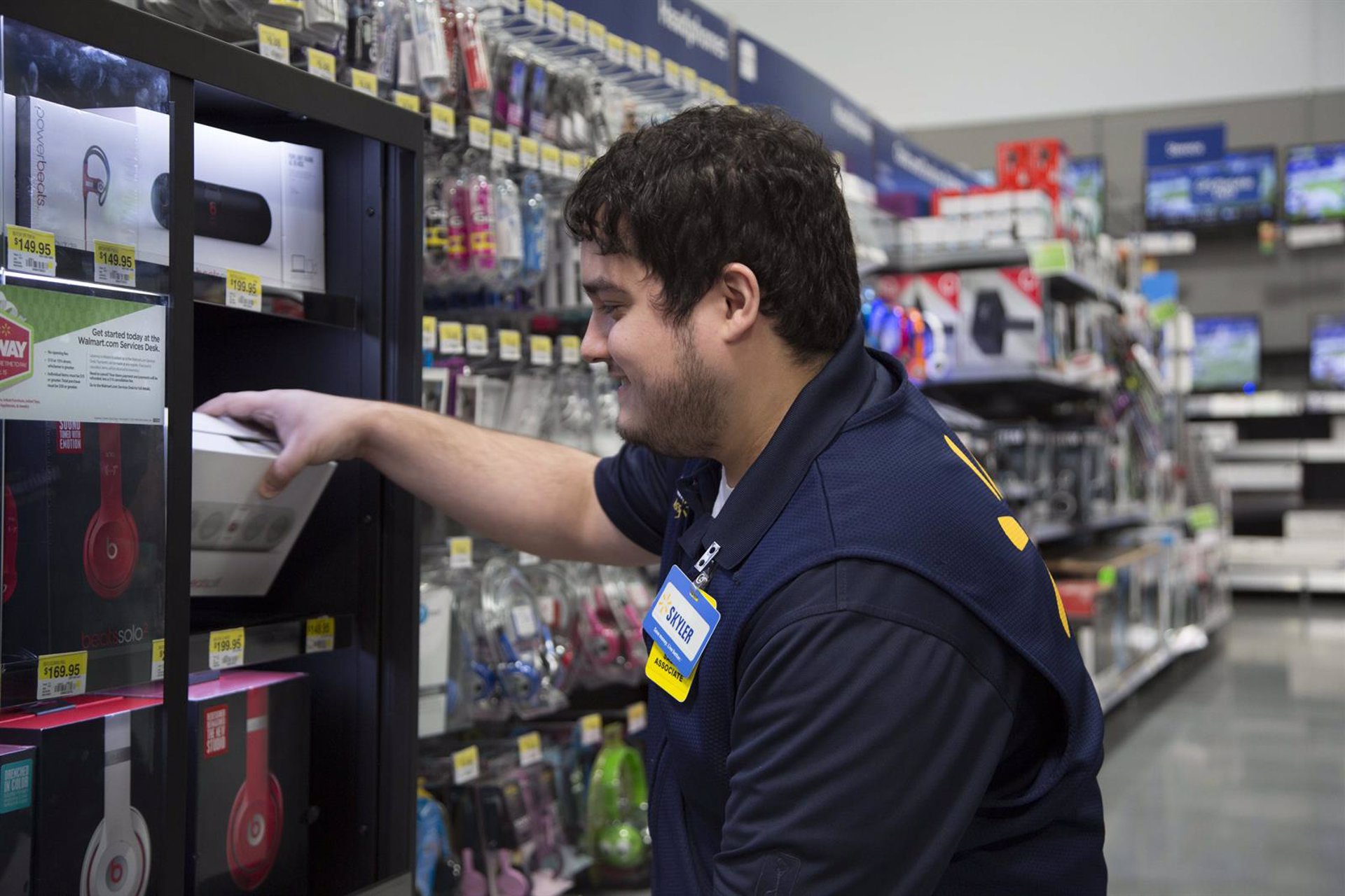 Walmart triplica el beneficio en su primer trimestre fiscal y mejora previsiones