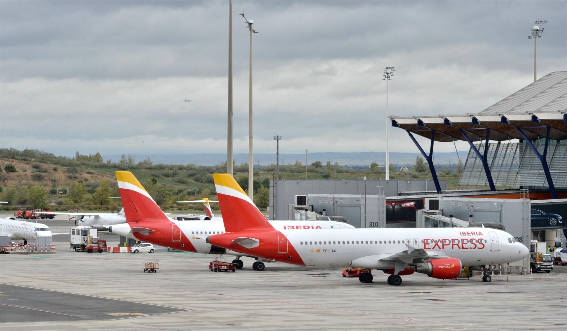 Ascienden a más de una veintena los vuelos cancelados en el aeropuerto de Santiago por la huelga en Iberia