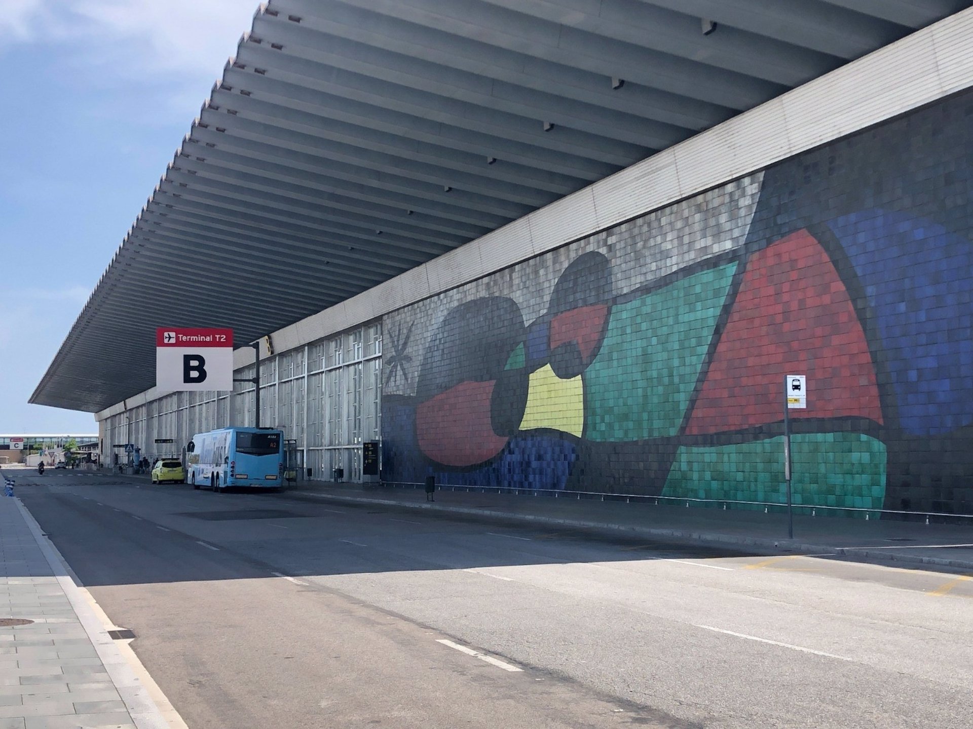 Arquitectos catalanes reclaman preservar el mural de Miró en la T2 del Aeropuerto de Barcelona en el espacio actual