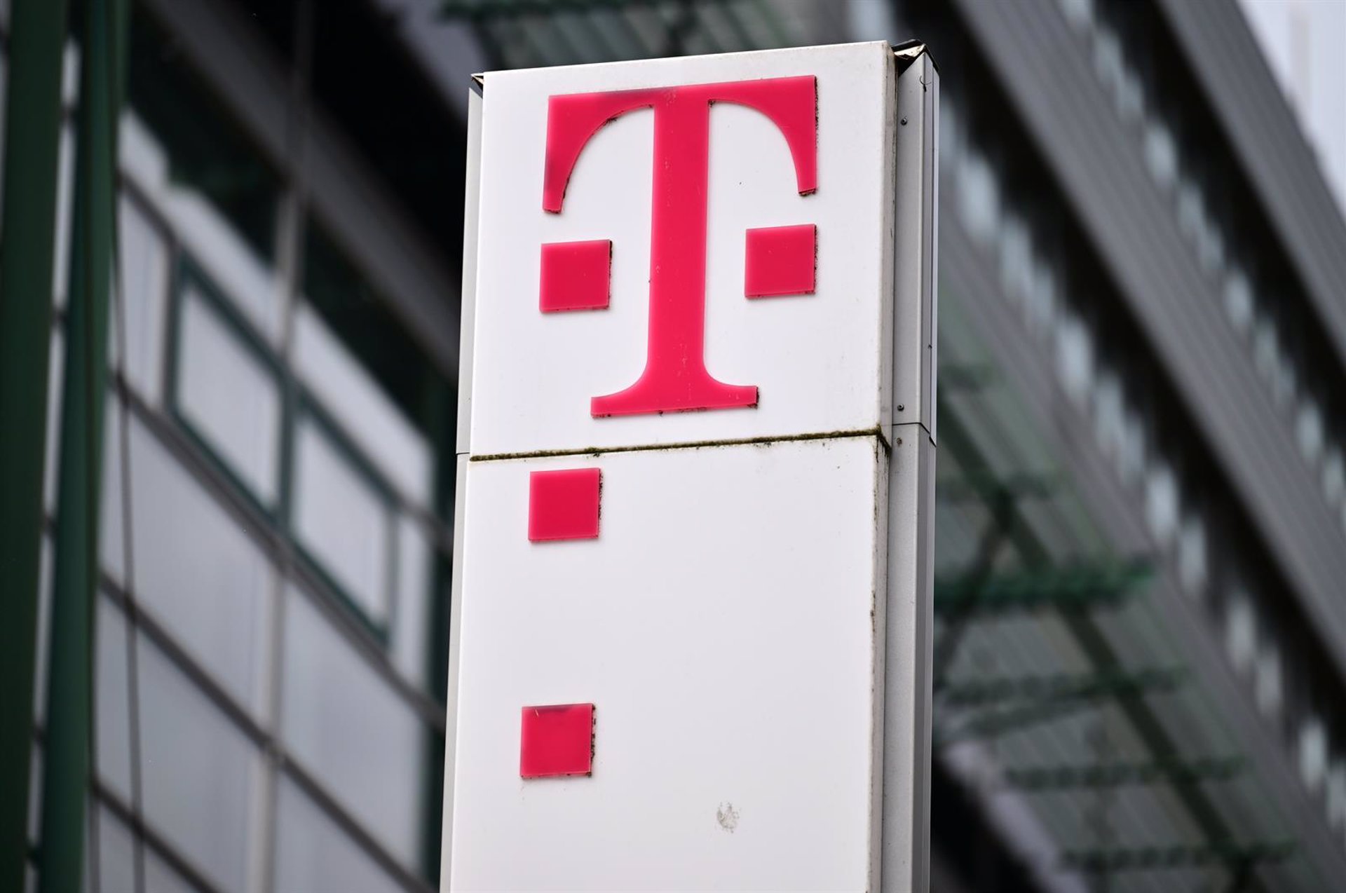 Deutsche Telekom sube un 6% el sueldo a sus empleados y les pagará una prima de 1.550 euros por la inflación