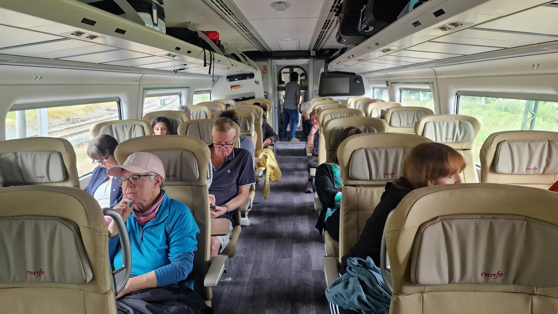 Reanudado el viaje del primer AVE Avril en Galicia tras más de dos horas parado por una incidencia técnica