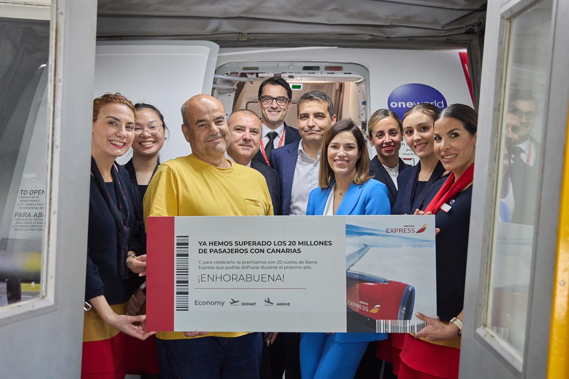 Iberia Express celebra los 20 millones de viajeros en Canarias regalando 20 vuelos a un pasajero de Madrid-Gran Canaria