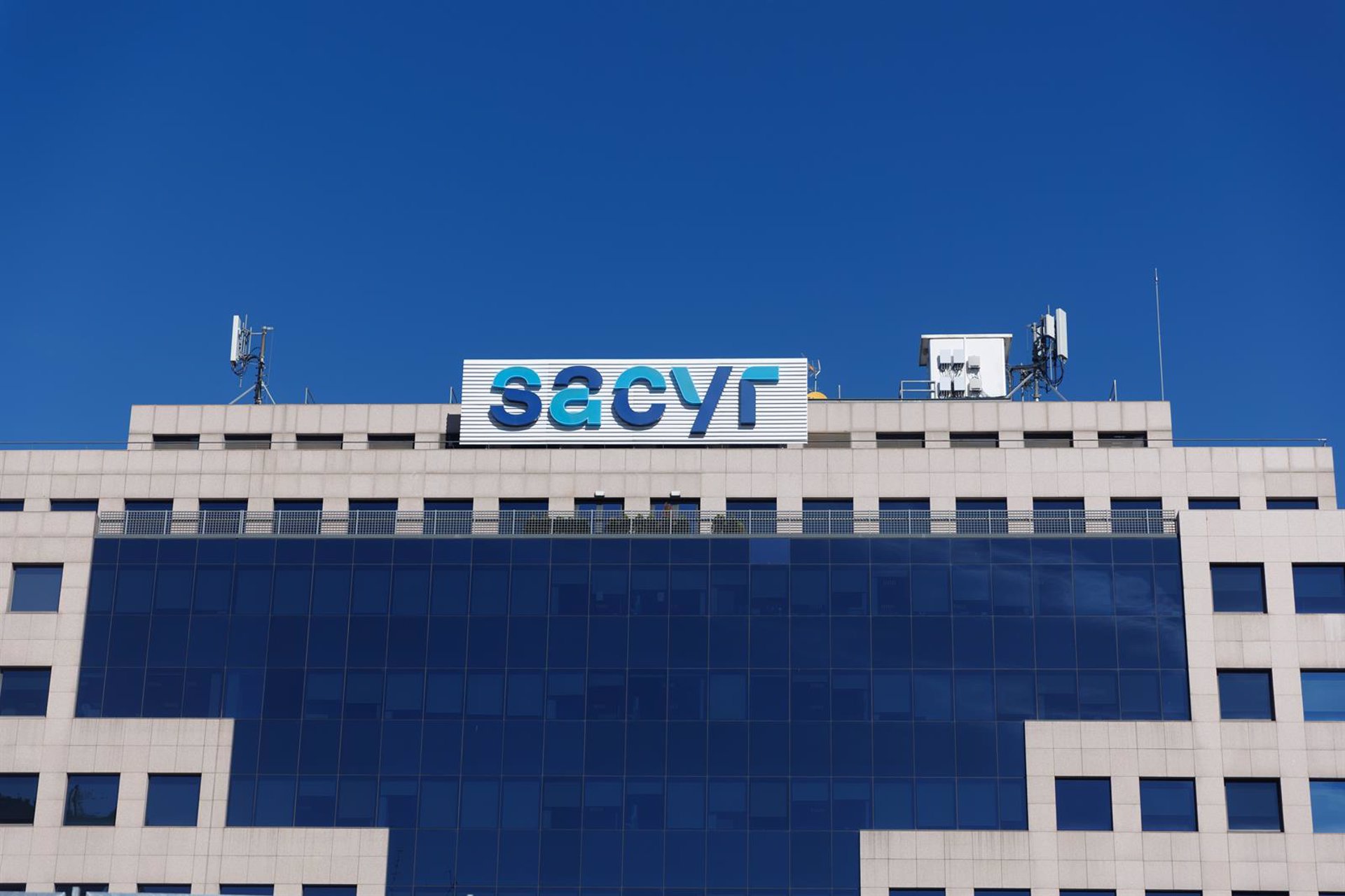 Sacyr se desploma más de un 6,5% tras cerrar una ampliación de capital de 222 millones de euros