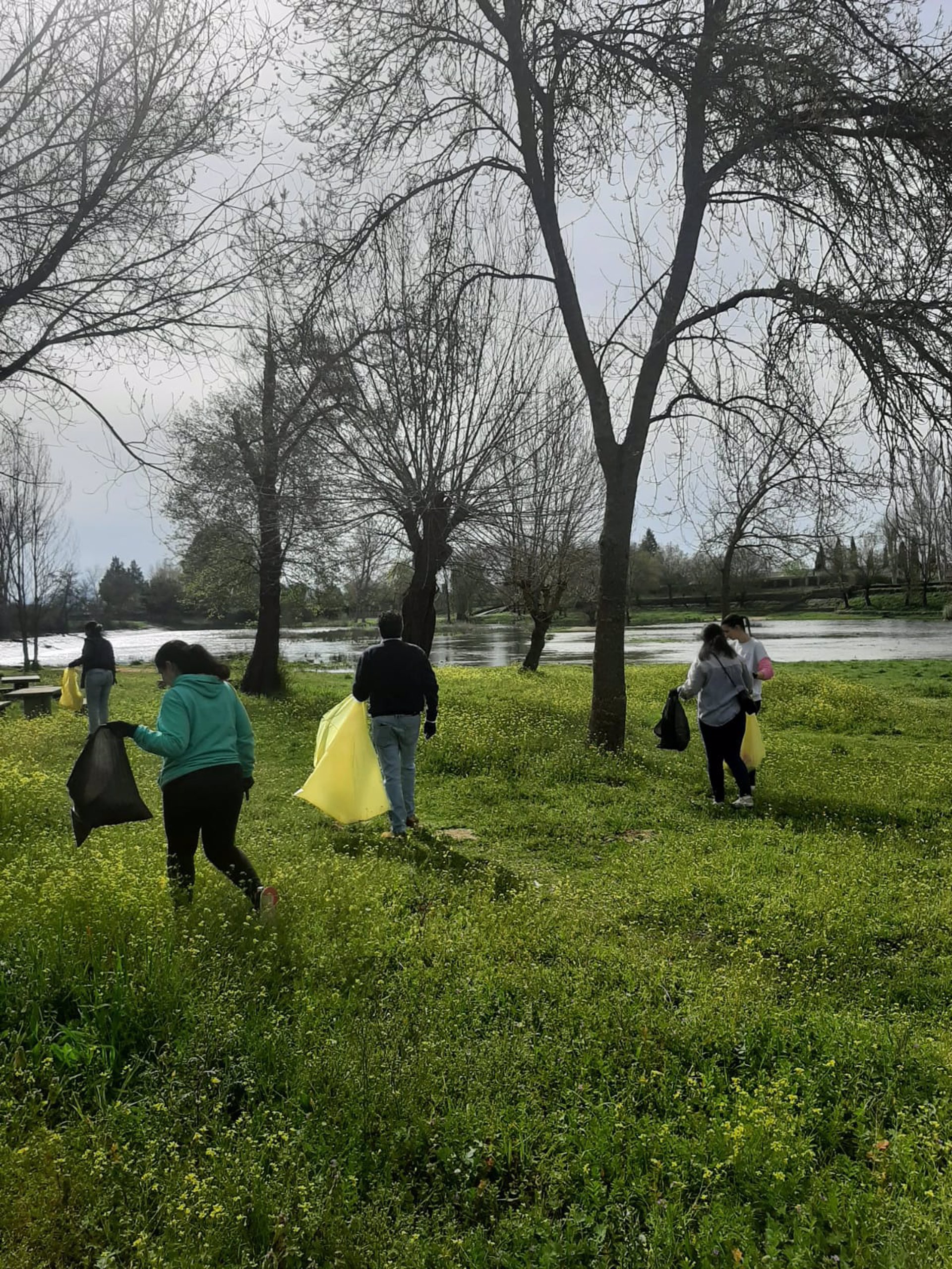 Paradores organiza acciones de voluntariado ambiental para recoger basura en los entornos de once hoteles
