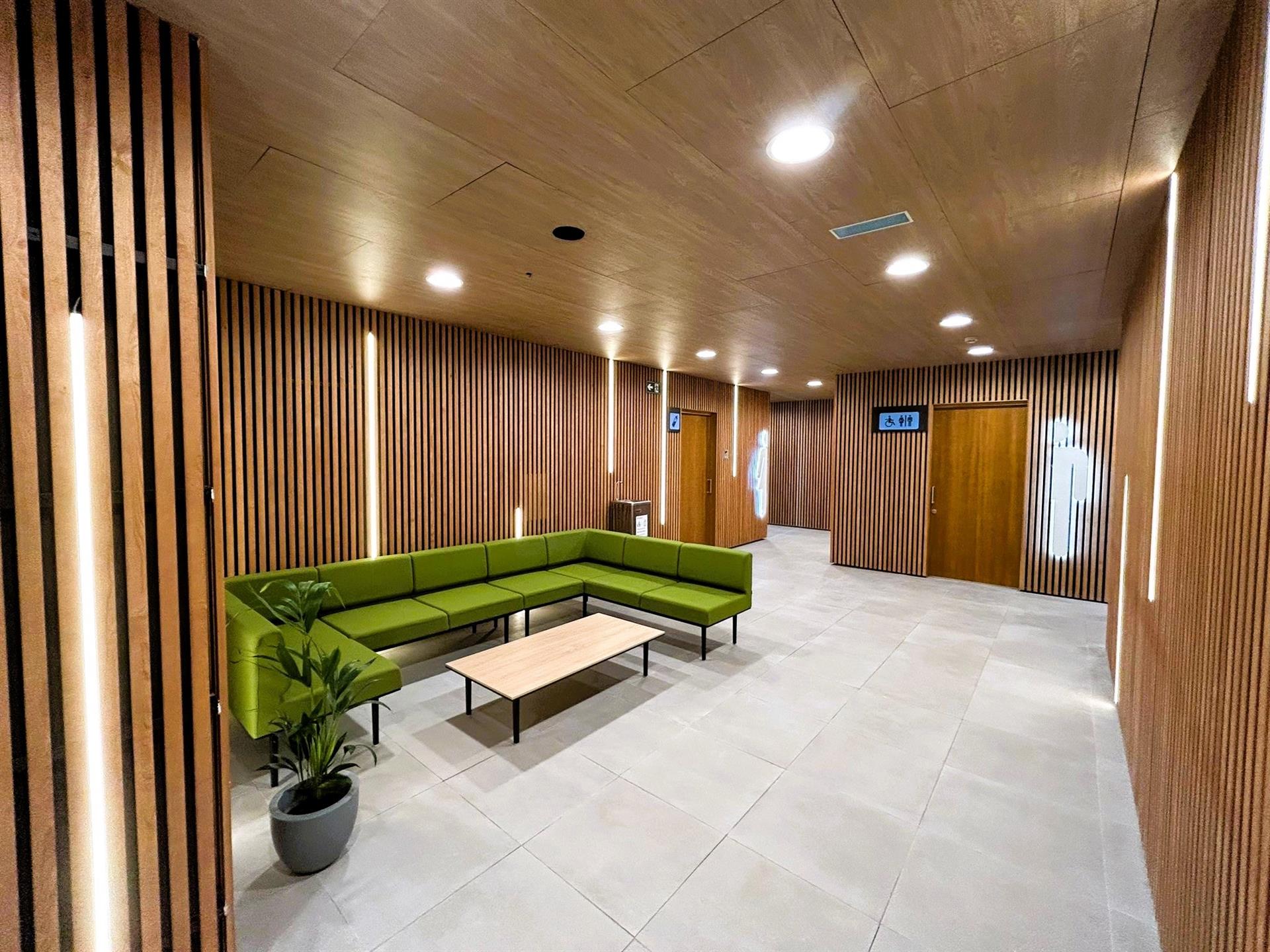 El Aeropuerto de Girona triplica el espacio de baños en el embarco ‘No Schengen’