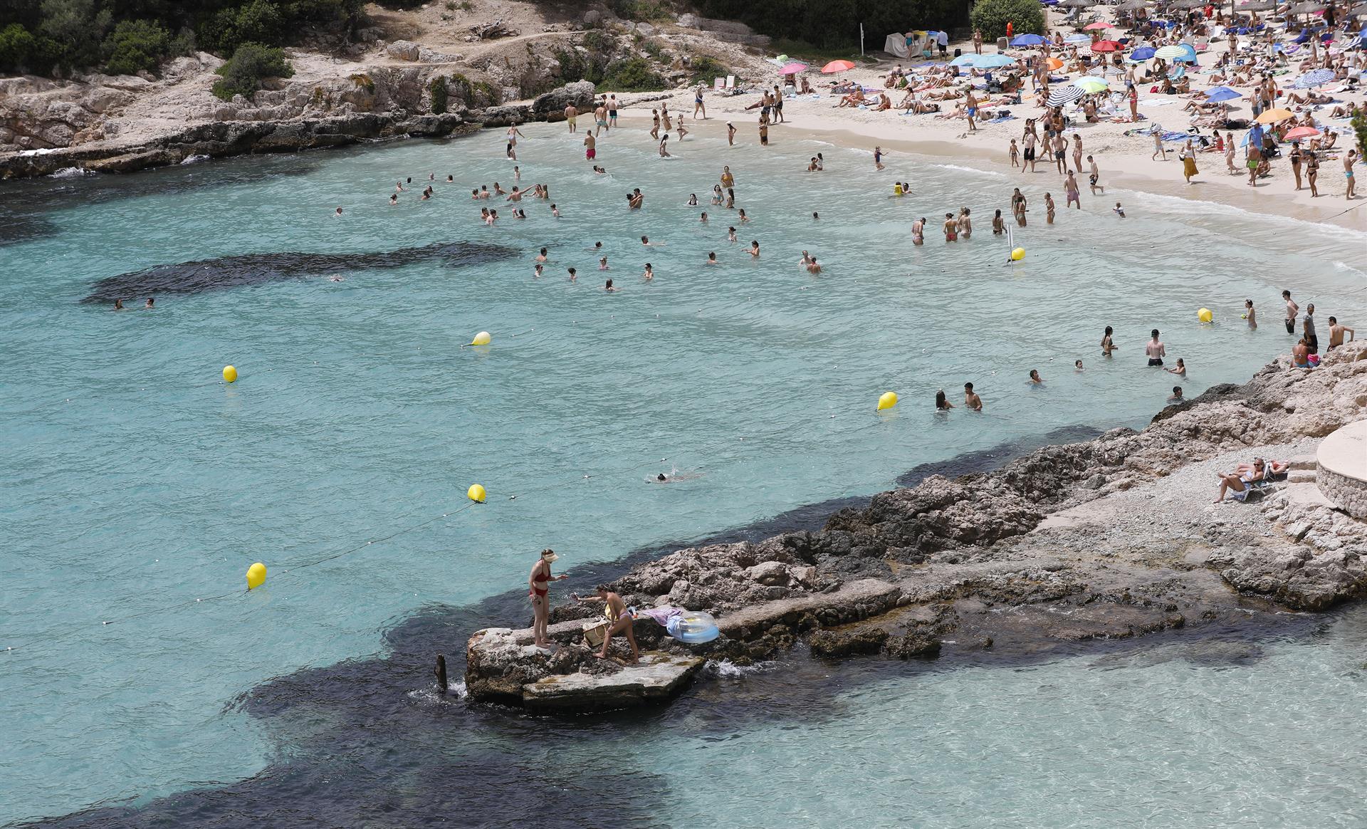 Una convocatoria en redes sociales llama a «llenar la playa de mallorquines» como protesta a la masificación