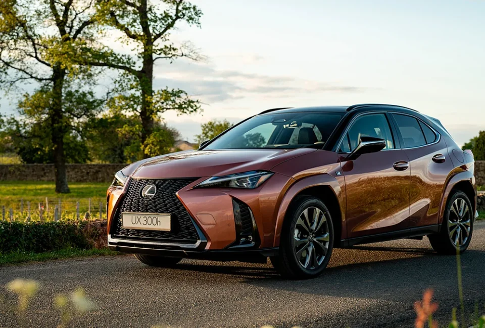 El nuevo Lexus UX 300h llega con una mayor potencia y confort al volante