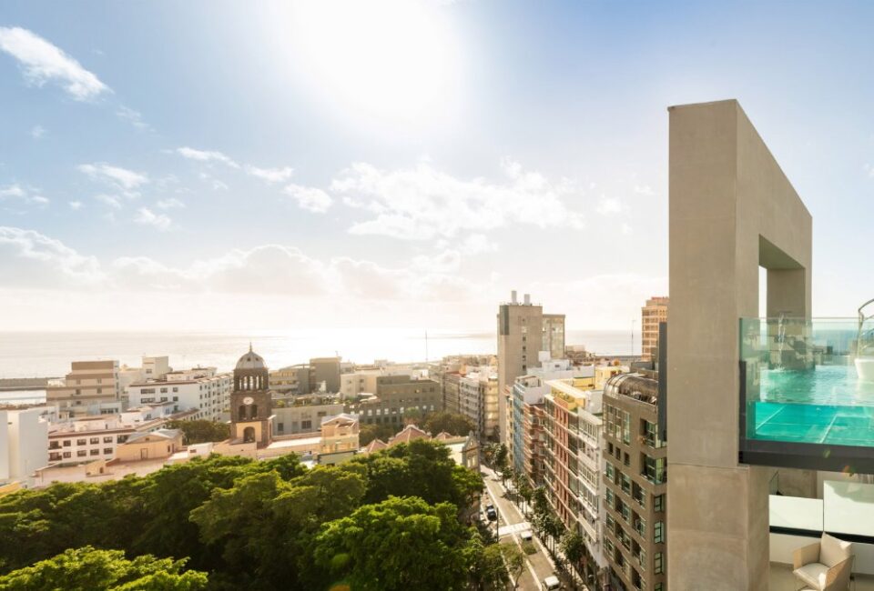 Este es el primer hotel urbano de la marca Innside que Meliá abre en Tenerife (y así es su espectacular piscina)