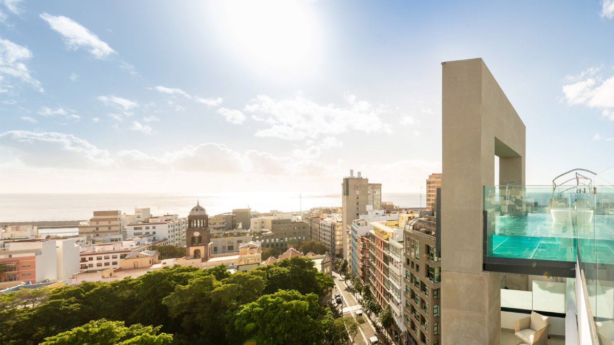 Este es el primer hotel urbano de la marca Innside que Meliá abre en Tenerife (y así es su espectacular piscina)