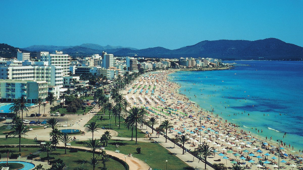 Este es el precio medio por pernocactión durante este verano en los destinos de playa de España, según eBooking