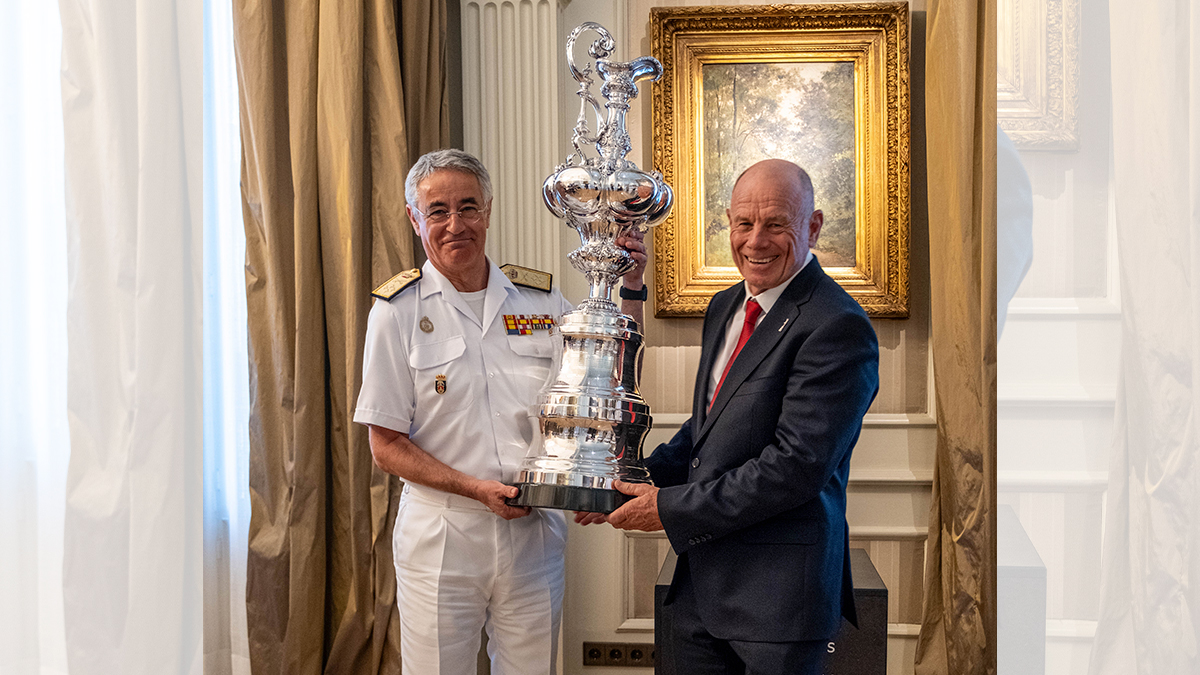 La Armada recibe la ‘Copa de las Cien Guineas’ de la America’s Cup