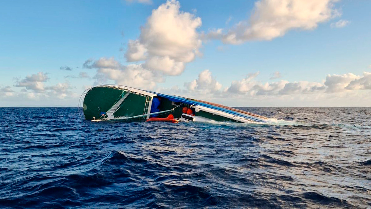 El barco gallego ‘Zahara Dos’ naufraga en aguas cercanas a las Fiyi con 19 marineros a bordo, todos rescatados