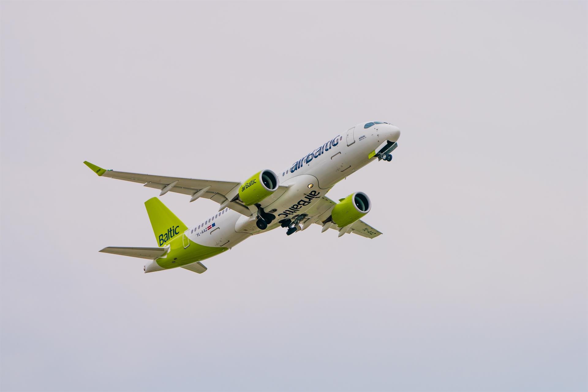 La aerolínea letona AirBaltic amplía su red de vuelos desde ocho ciudades en España