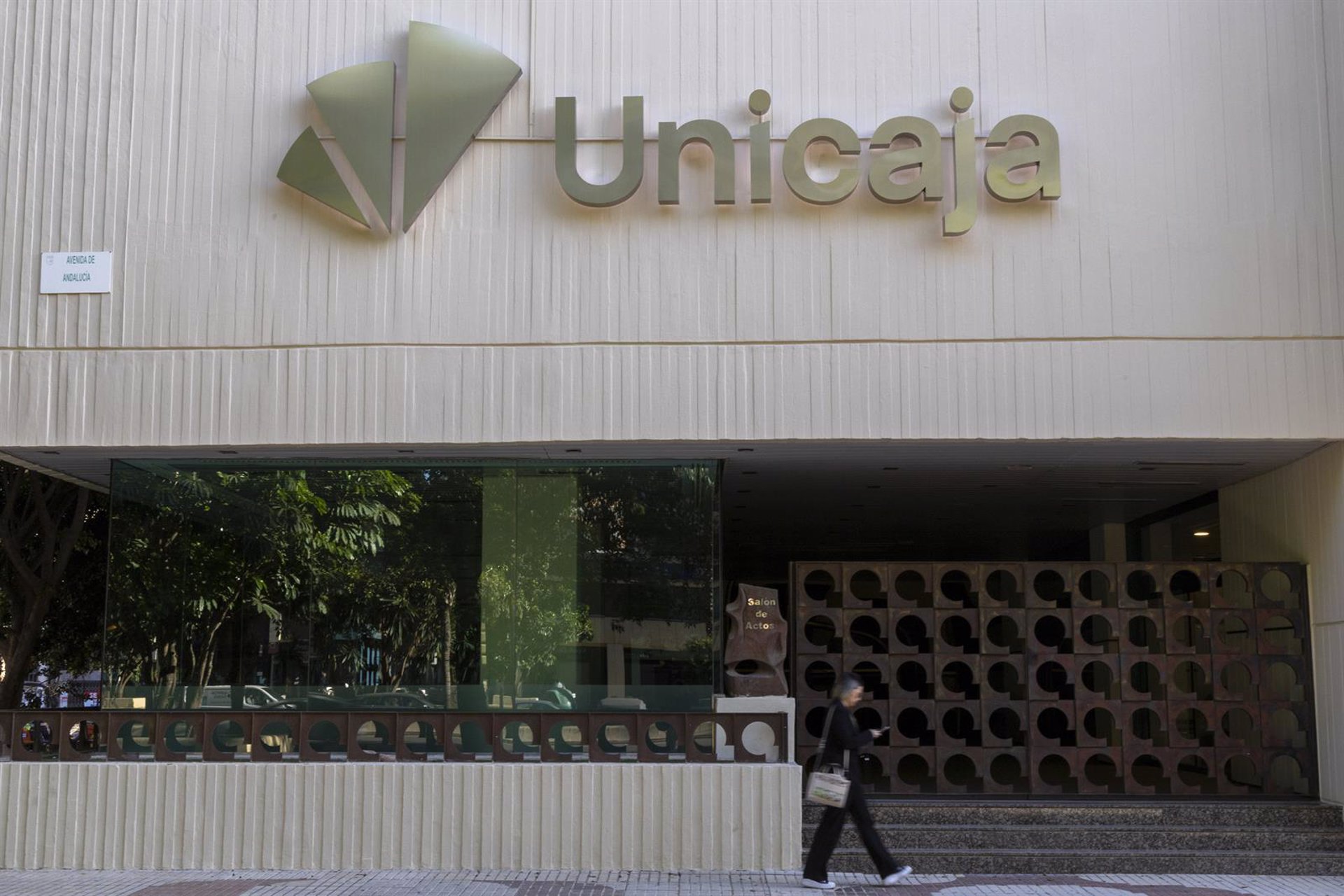 Unicaja ofrece hasta 400 euros por domiciliar la nómina en sus oficinas