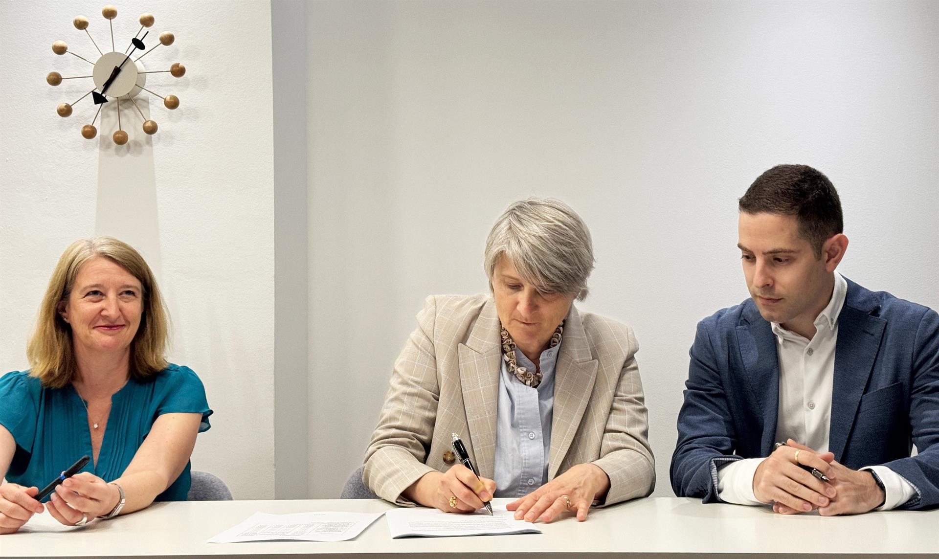 Ouigo firma el primer convenio colectivo de empresa privada de alta velocidad en España