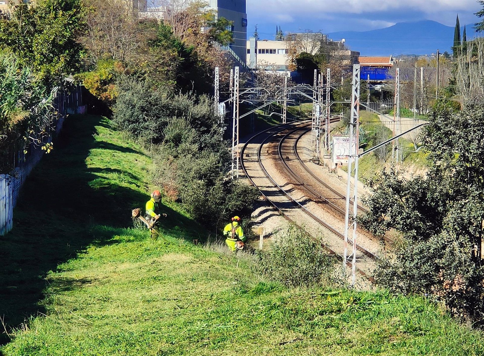 Adif reactiva su plan de prevención de incendios en la vía ferroviaria y sus proximidades