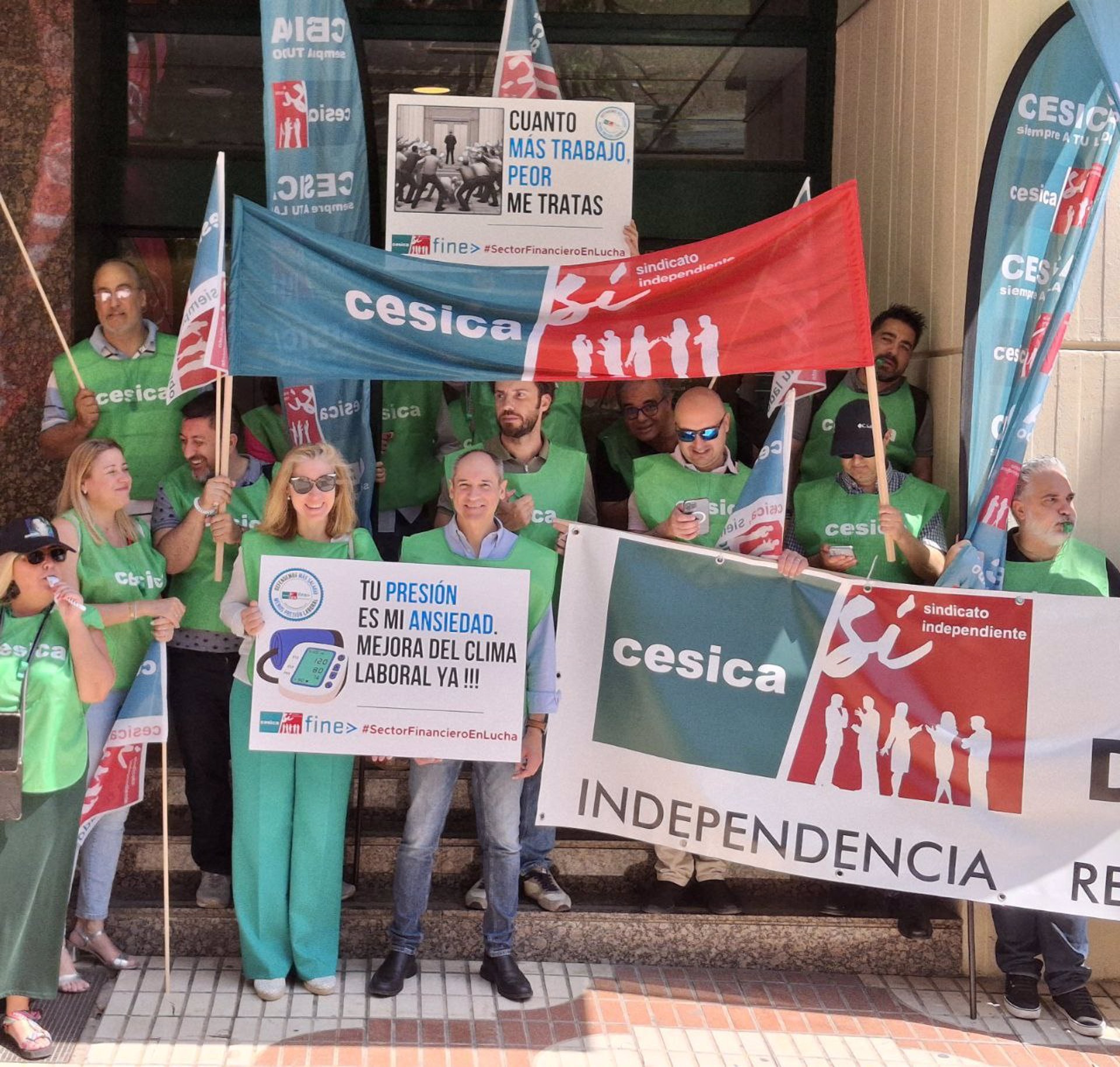 Sindicatos se concentran delante de la sede de Unicaja para reclamar el 100% de los incentivos de 2023
