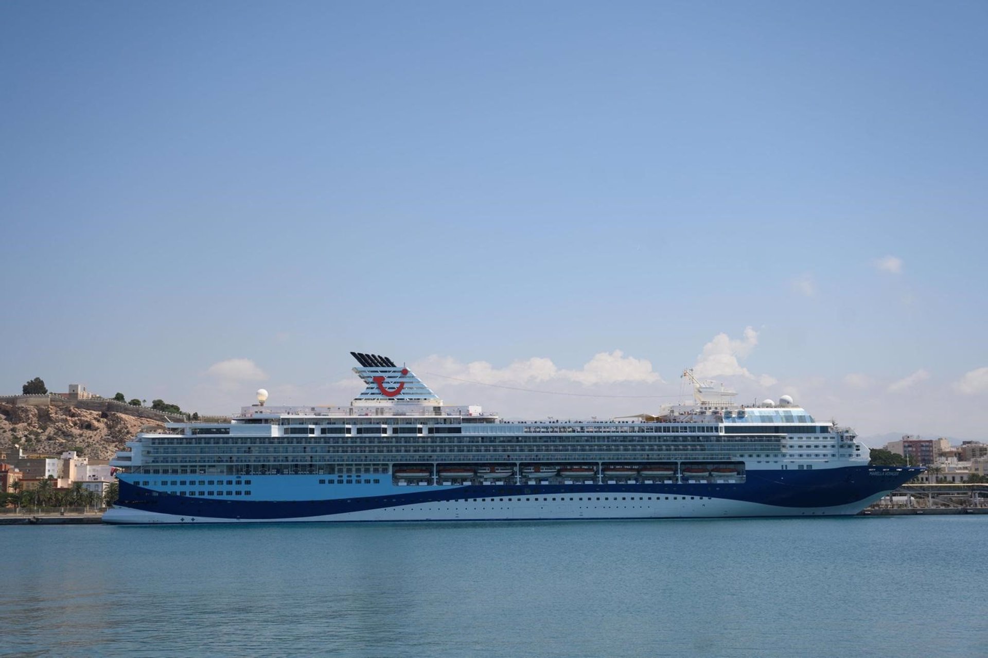 Dos cruceros de «alta gama» llevan esta semana hasta 2.700 pasajeros a la capital