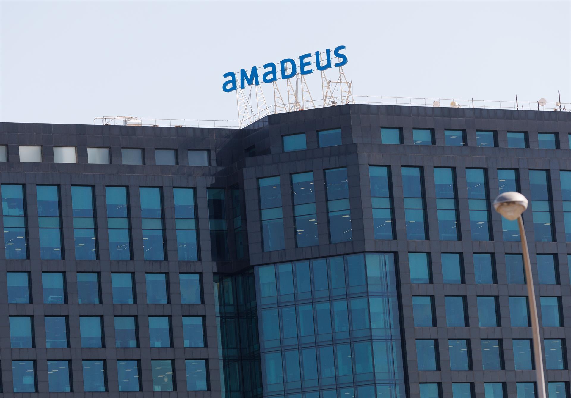 Amadeus mantendrá el ‘pay out’ de sus dividendos ordinarios en la banda del 40%-50% hasta 2026