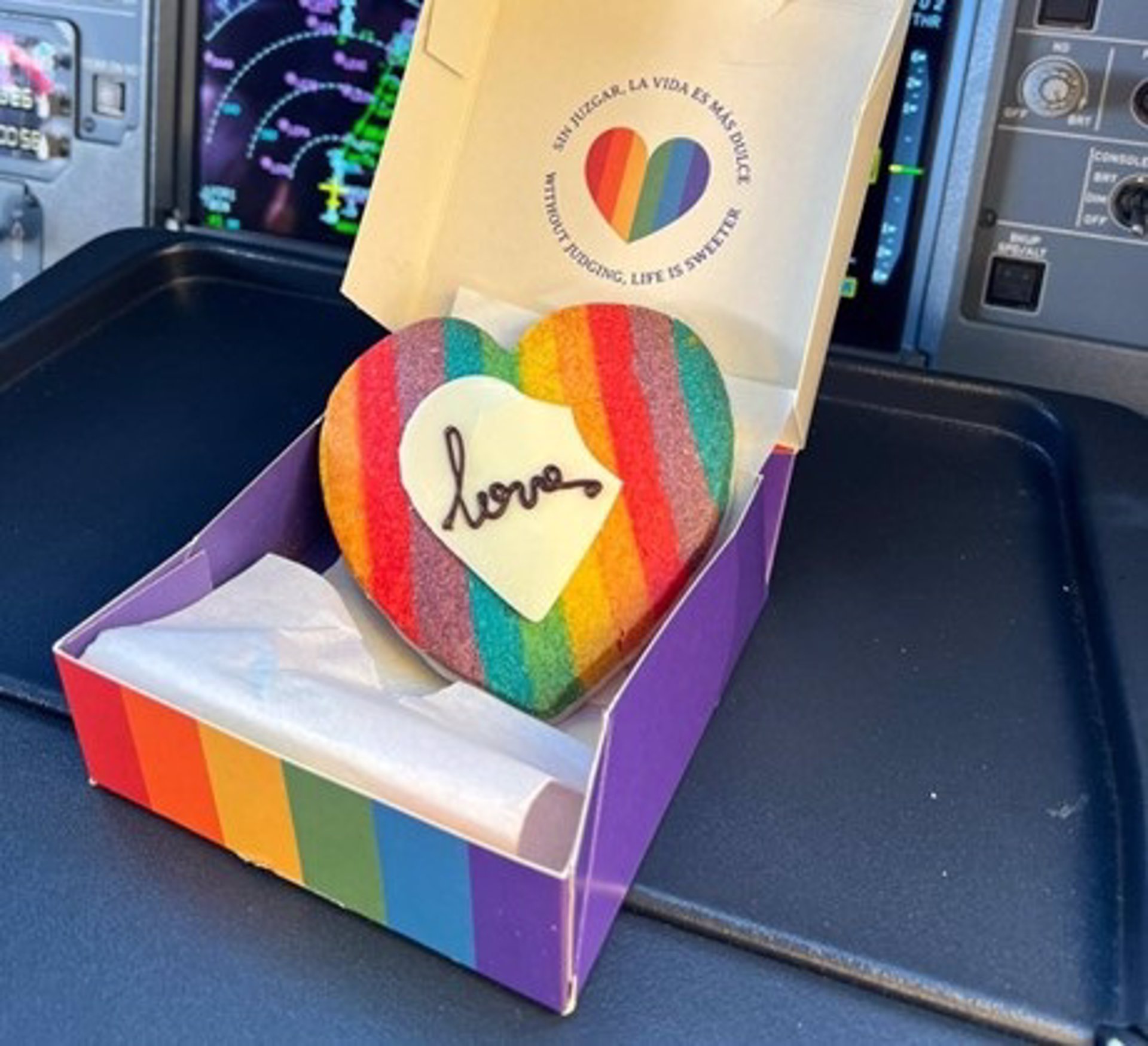 Iberia despliega una gran lona de 16 metros en la plaza de Pedro Zerolo para celebrar el Orgullo LGTBIQ+