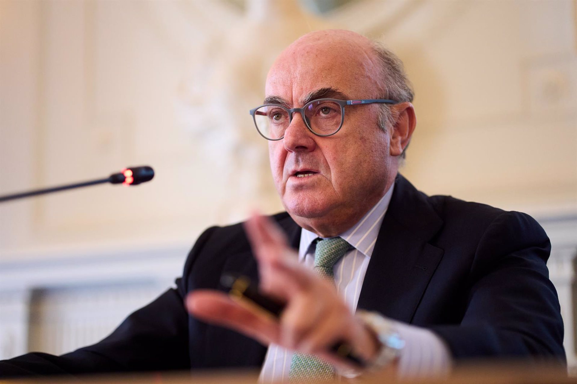 Guindos (BCE) prevé que los bancos empiecen a competir por los depósitos ante el fin del exceso de liquidez