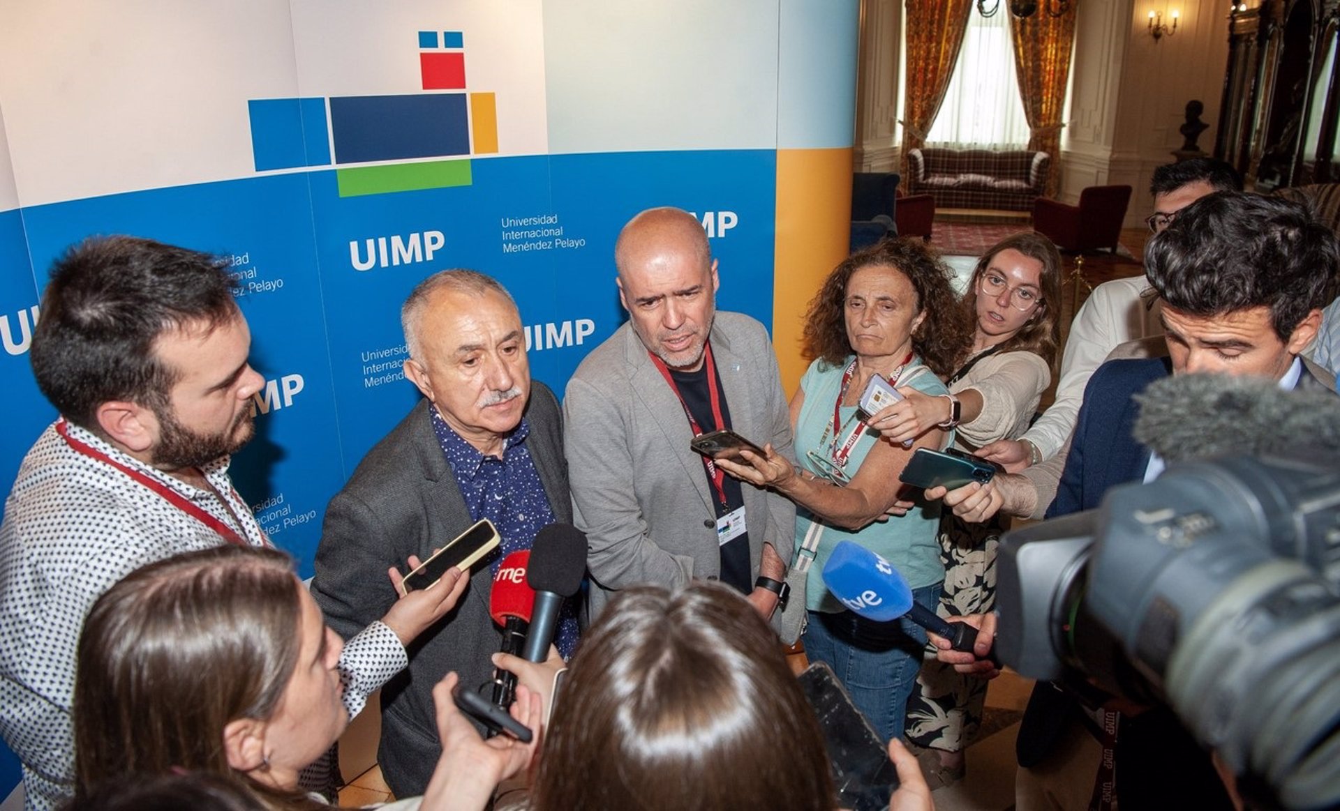 Los sindicatos piden a CEOE cerrar ya las 37,5 horas y no esperar a la «lotería» de un cambio de Gobierno