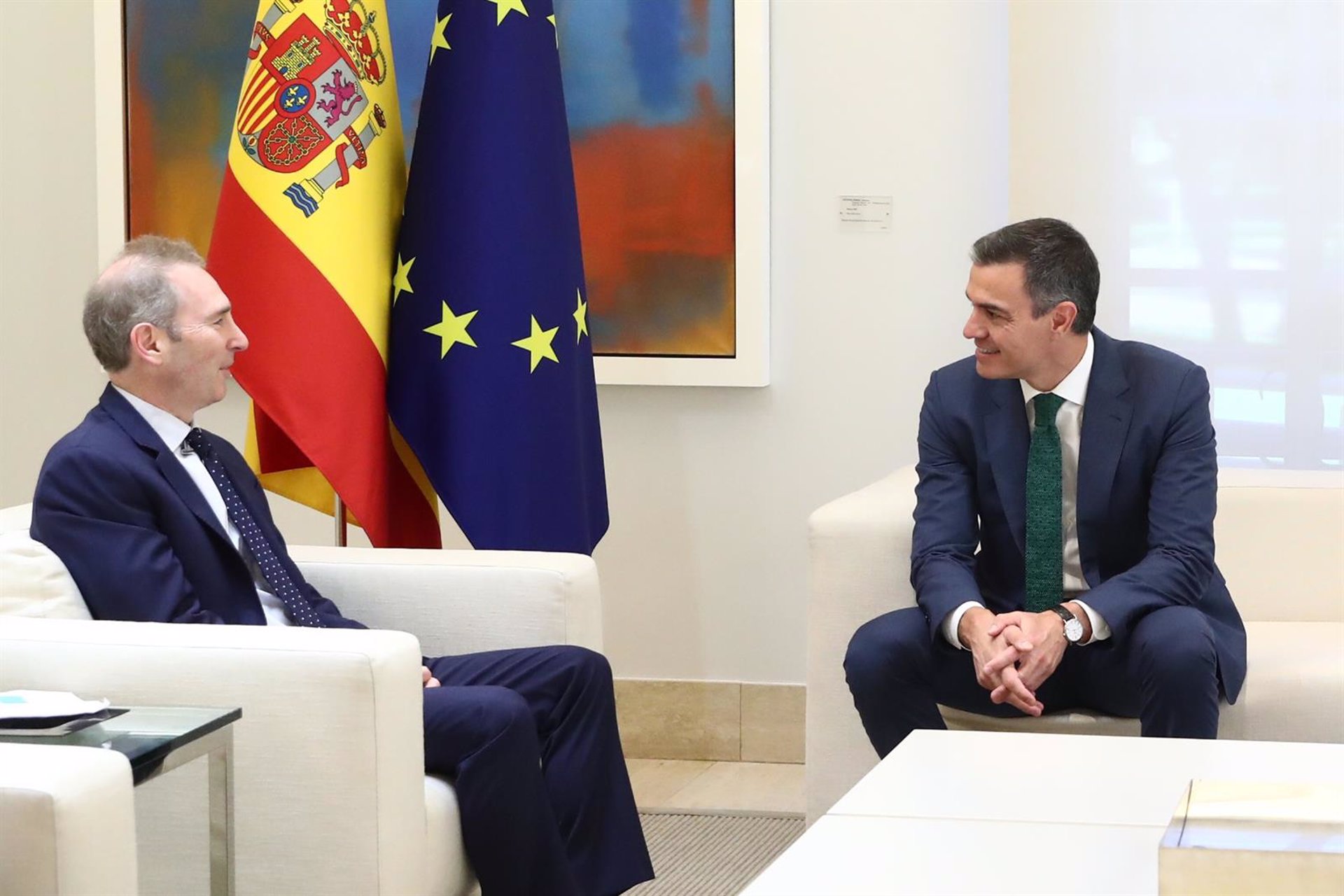 Sánchez se reúne con el presidente de Amazon tras anunciar que la compañía invertirá 15.700 millones en España