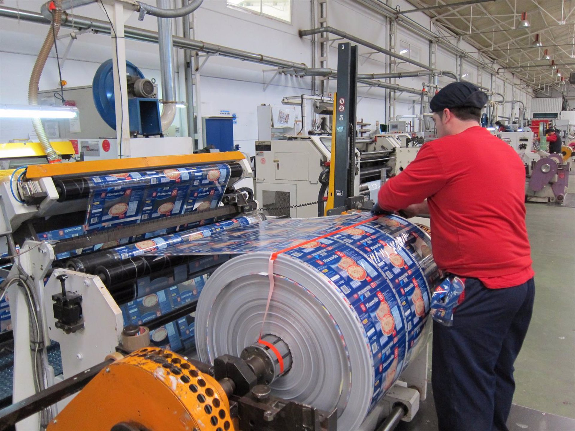 La facturación de industria manufacturera cae a 552.378 millones en 2023, tras dos años al alza, según el INE