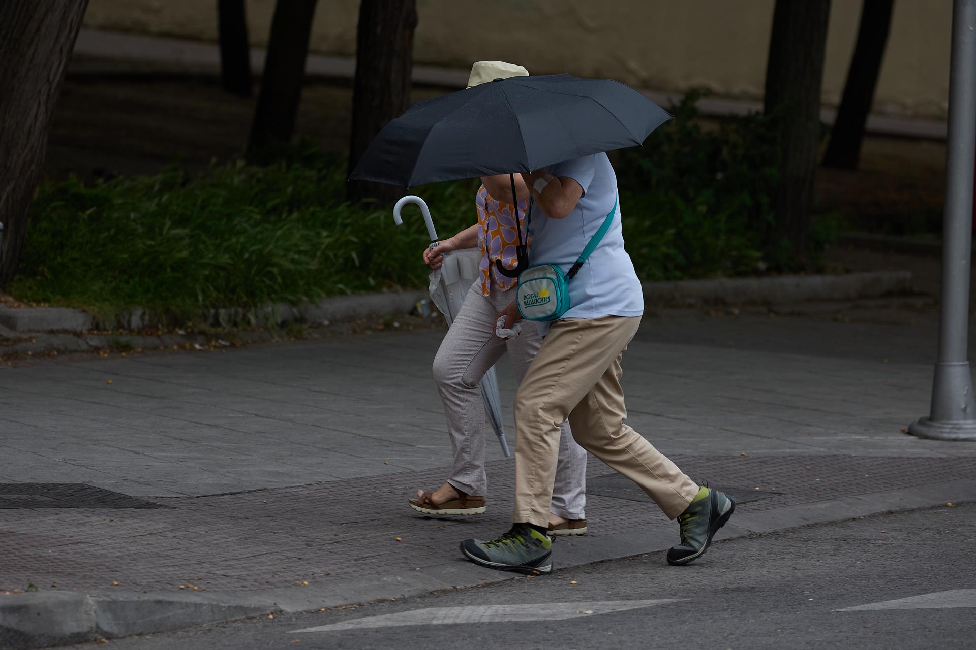 Las lluvias continuarán en la Península hasta el fin de semana y bajará la temperatura, salvo el calor en el este