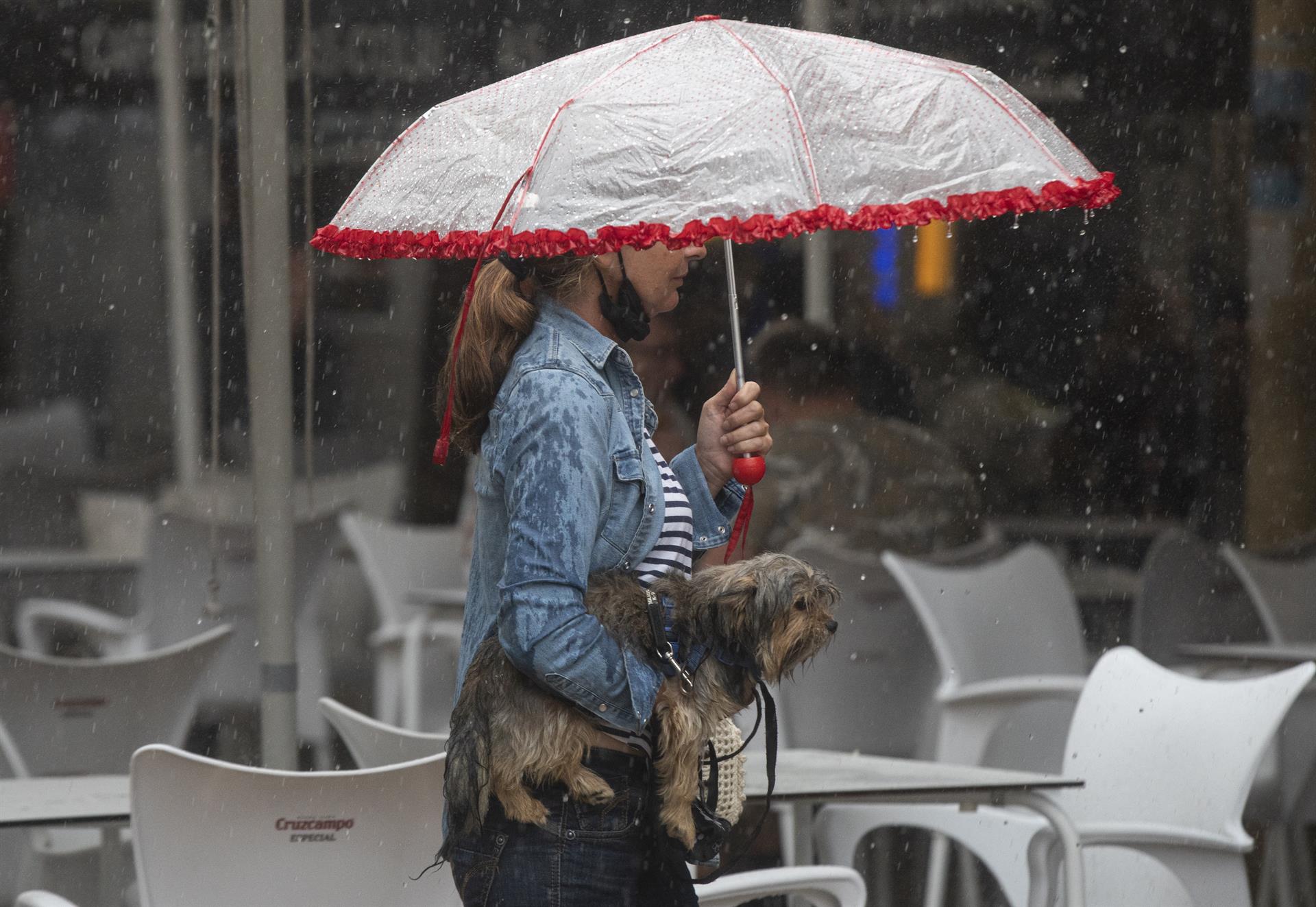 Nueve provincias del oeste peninsular estarán hoy en aviso por tormentas y ocho en el este lo estarán por calor